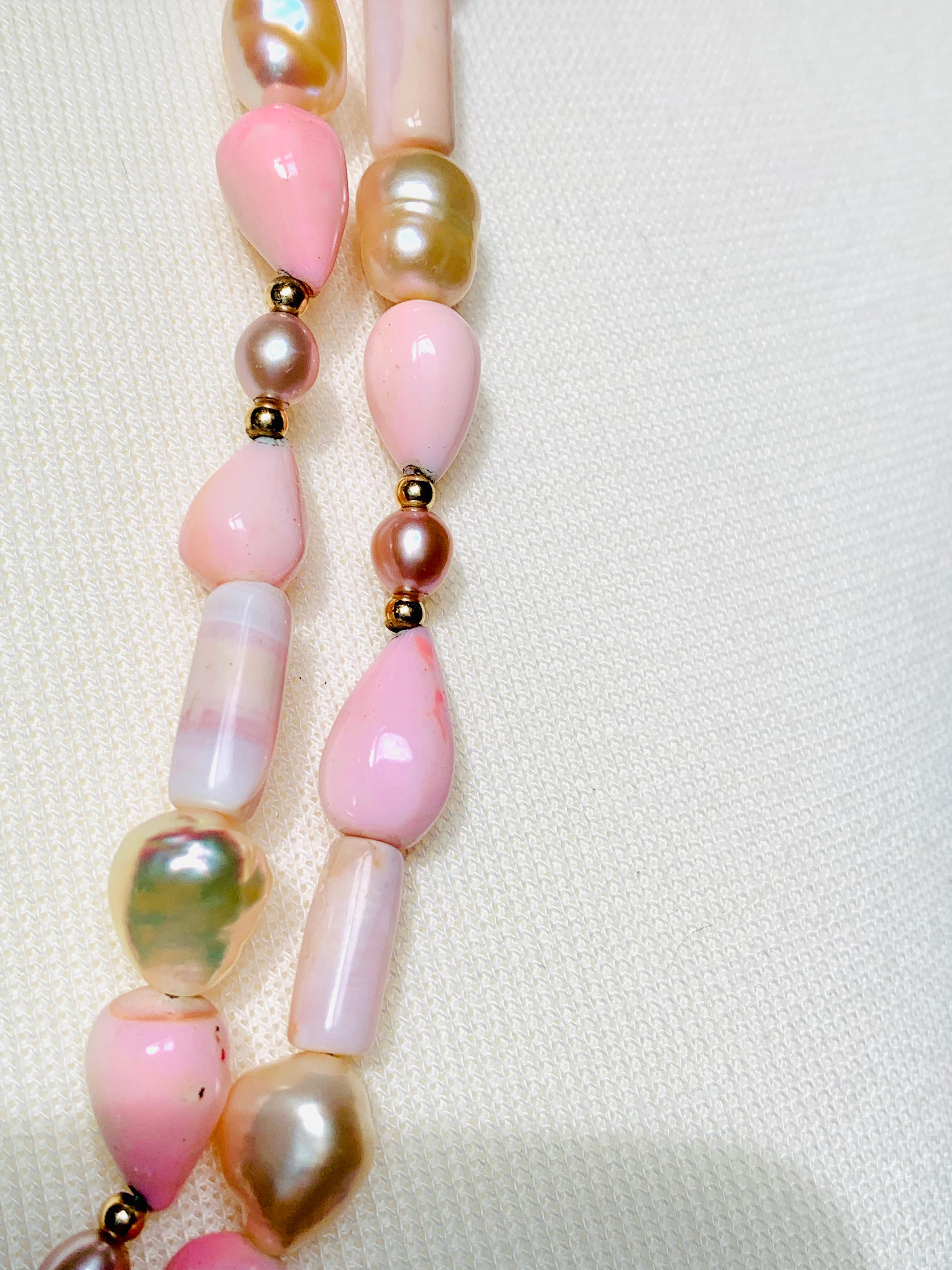 Perle Long collier d'opales roses péruviennes de 135 cm avec détails en or 14 carats en vente