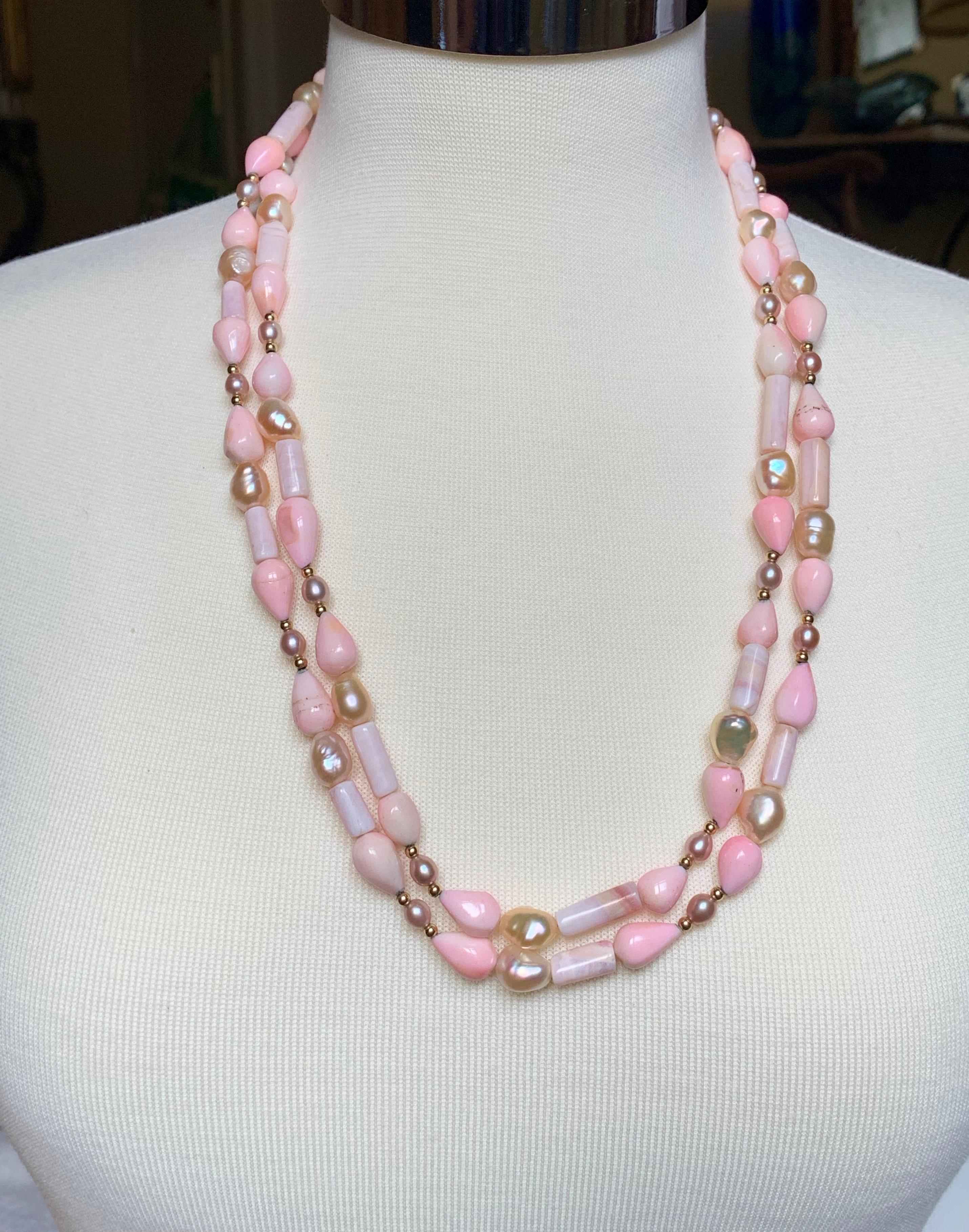 Long collier d'opales roses péruviennes de 135 cm avec détails en or 14 carats Neuf - En vente à New York, NY