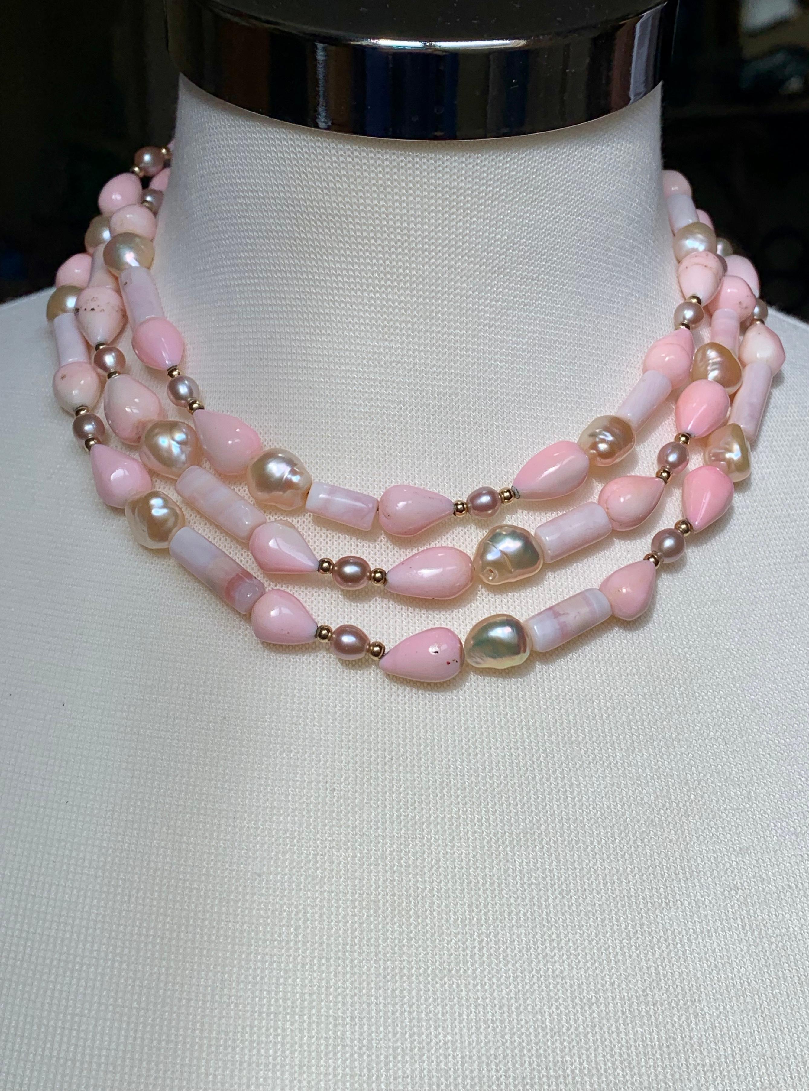 Long collier d'opales roses péruviennes de 135 cm avec détails en or 14 carats Unisexe en vente