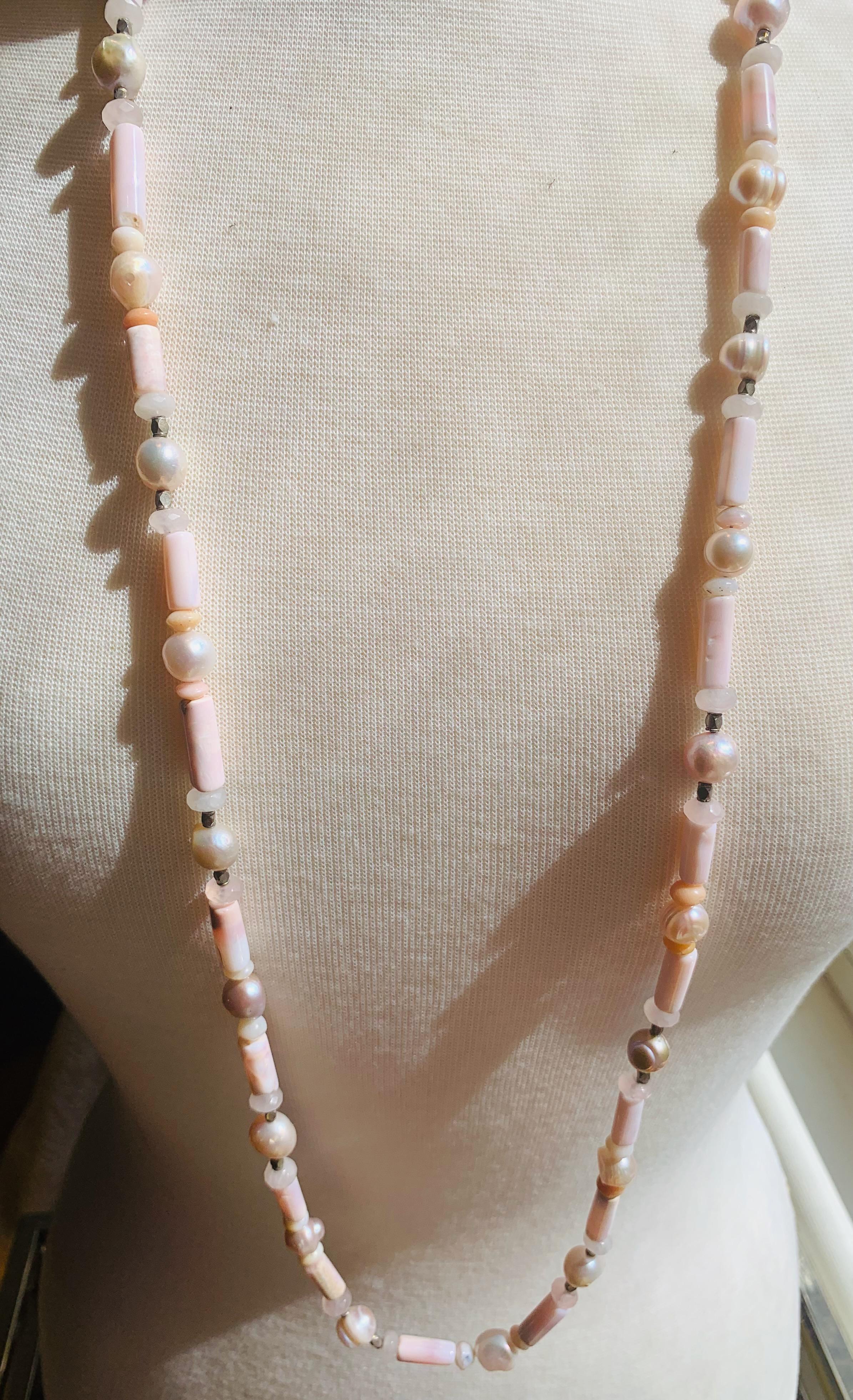 Artisan  Collier de 42 pouces de long en opale rose péruvienne, quartz rose, perle baroque et argent sterling en vente