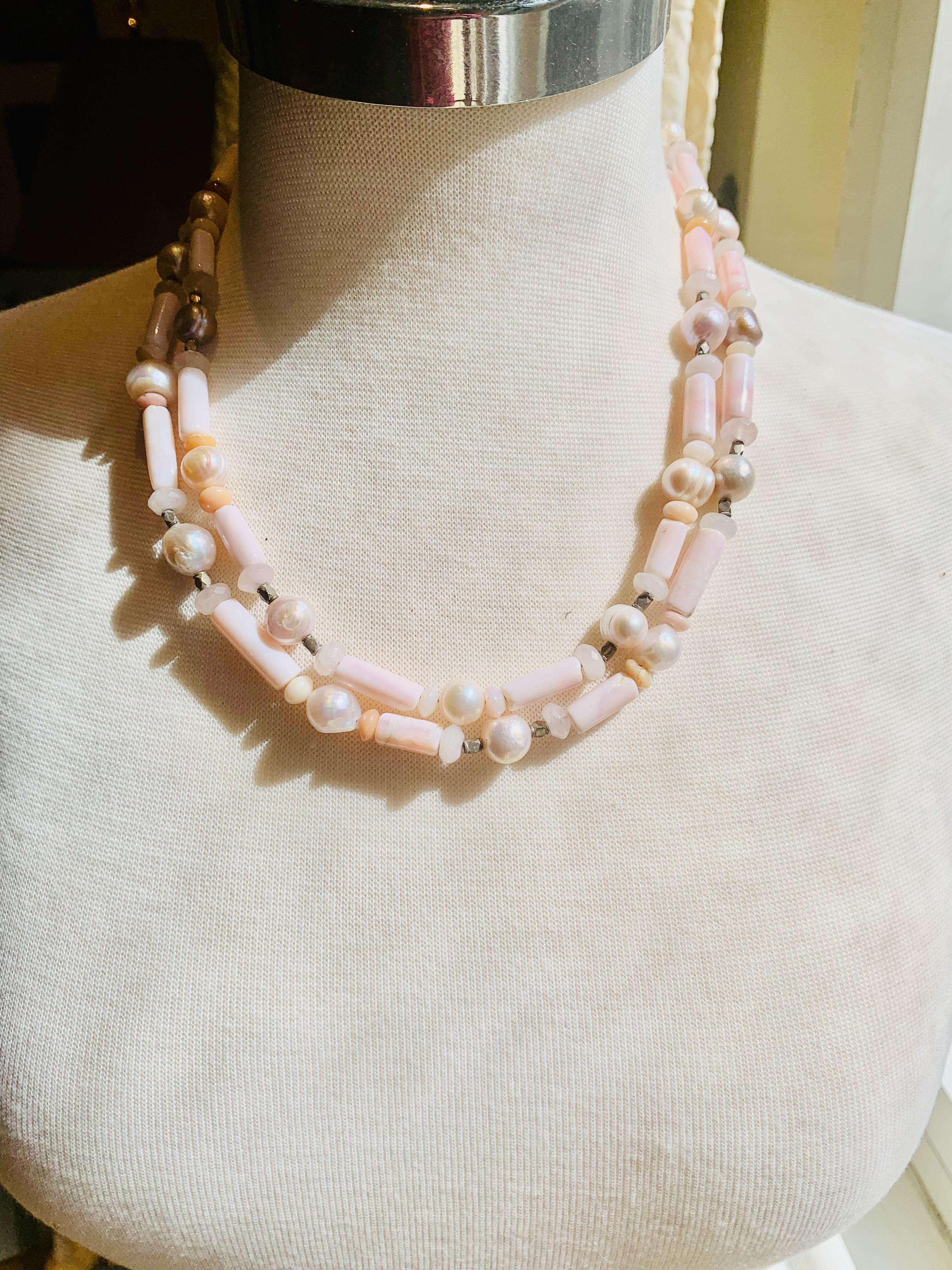 Perle  Collier de 42 pouces de long en opale rose péruvienne, quartz rose, perle baroque et argent sterling en vente
