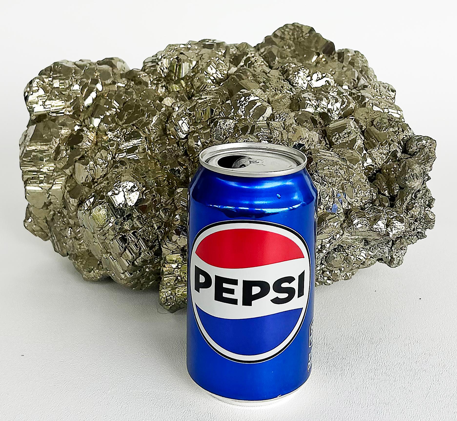 Spécimen d'amas de pyrite péruvienne pesant 44 livres

Nous proposons à la vente un grand spécimen de pyrite péruvienne qui pèse 44 livres.
La pyrite est une pierre brillante connue sous le nom d'or des fous en raison de sa couleur et de son éclat
