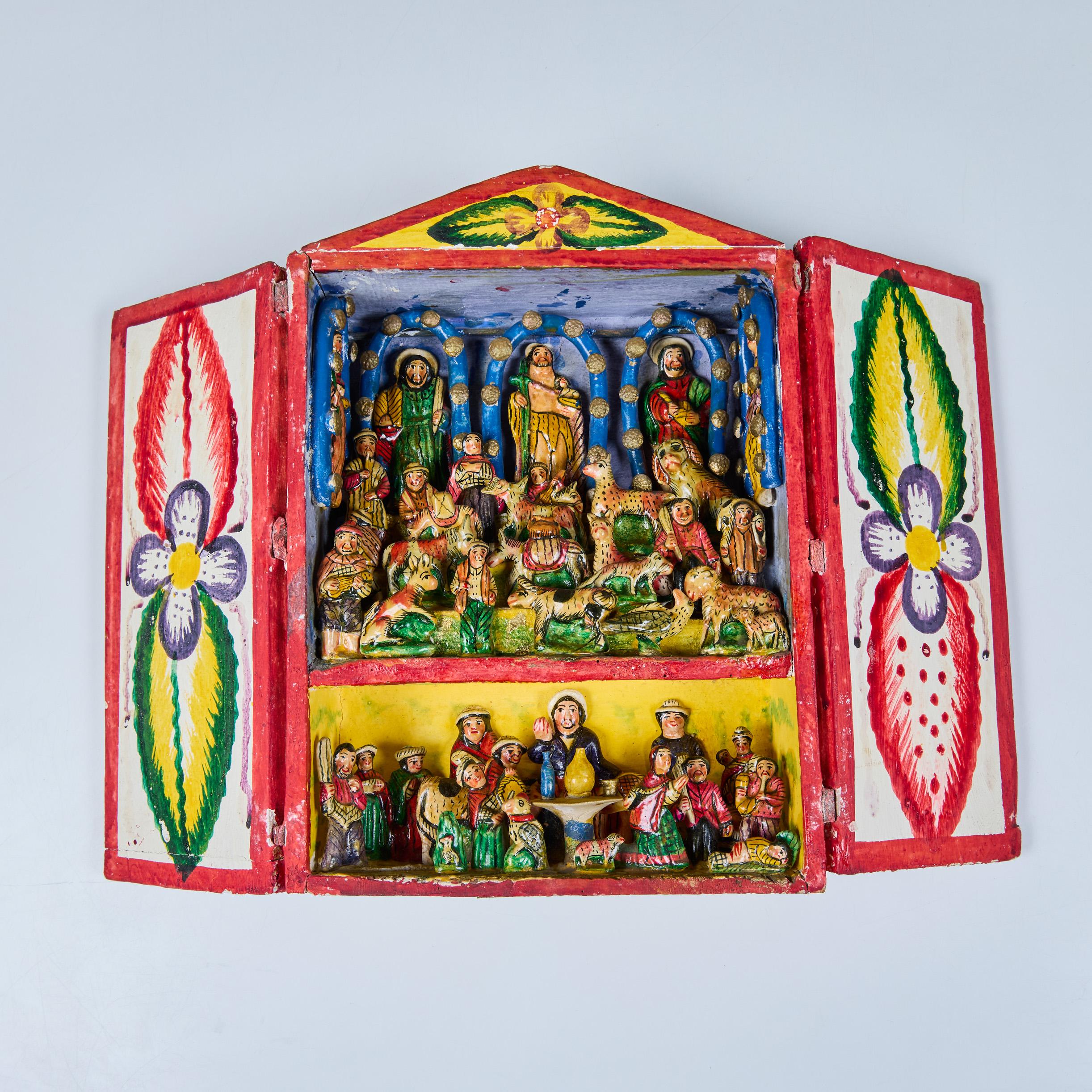 Rétablo péruvien acheté à la succession d'Evelyn Ackerman. Cette pièce colorée comporte deux portes à charnières avec des peintures florales. L'intérieur présente de petites figurines en céramique dans ce qui semble être une célébration villageoise