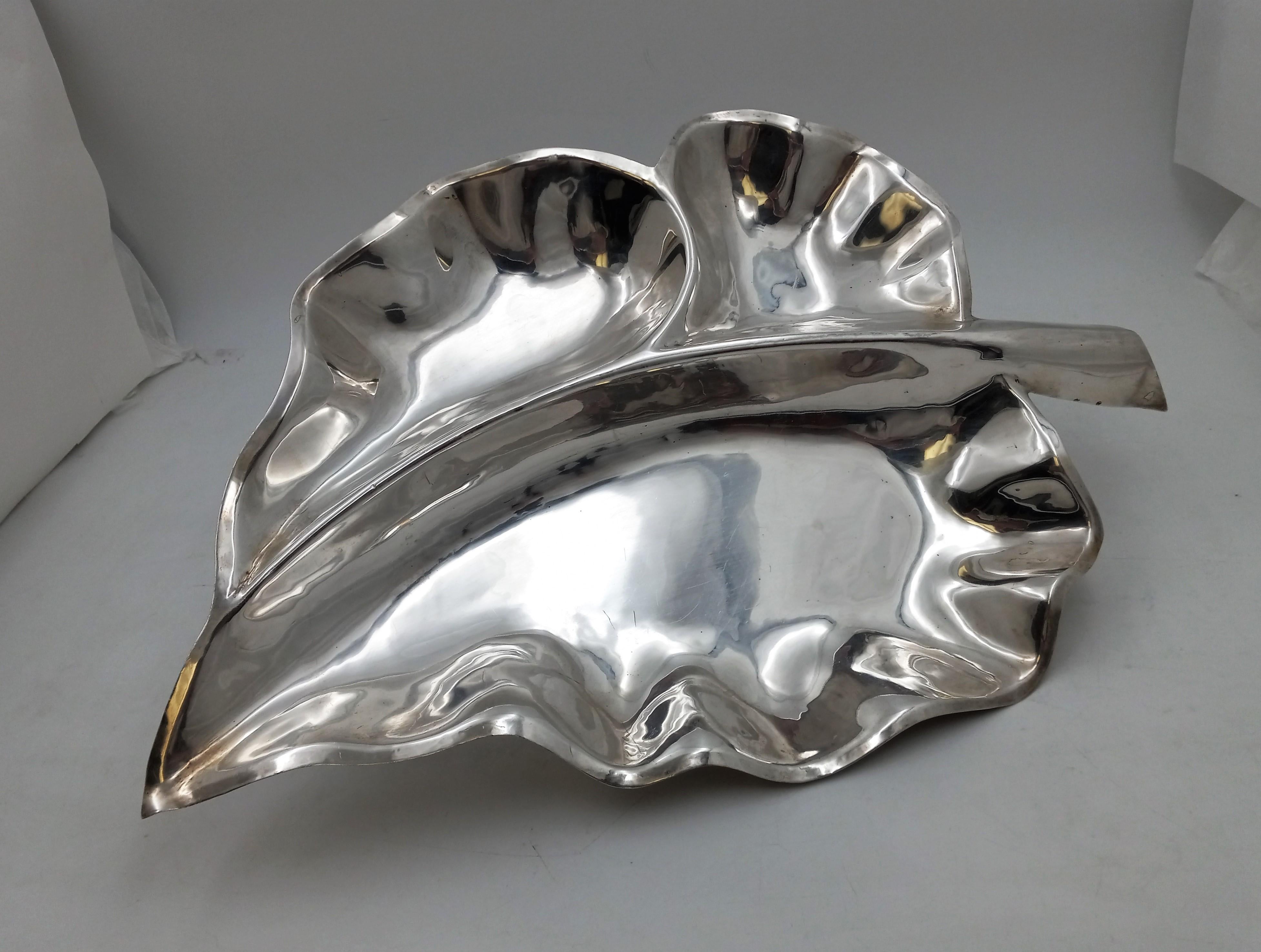 Peruvian sterling silver hammered Mid-Century Modern serving platter. 18 1/2