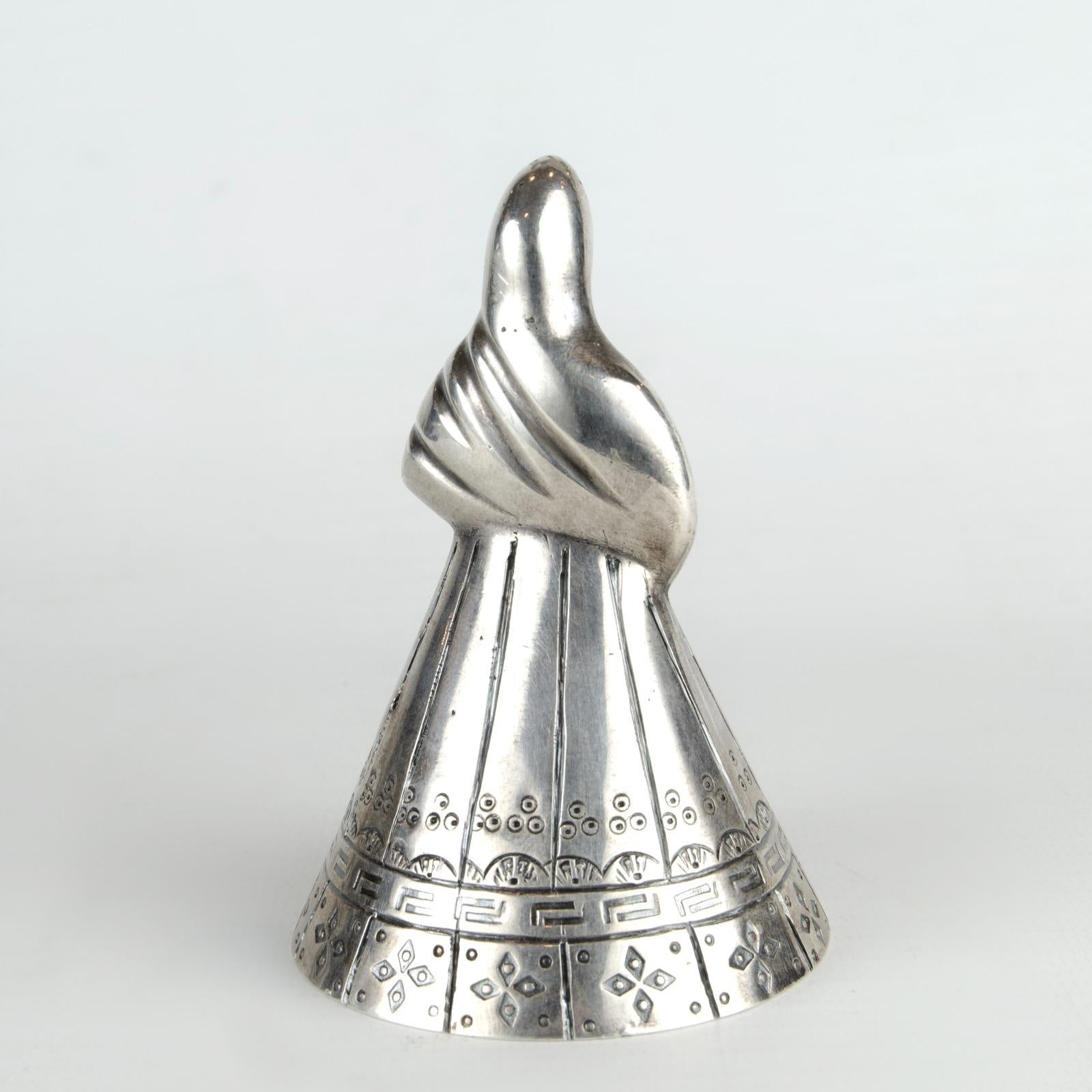                   PERUVIAN 925 SILVER BELL, MID-20TH CENTURY 

     Beautiful Peruvian silver bell of a woman carved in traditional clothing 
                                             stamped by MML

                                             