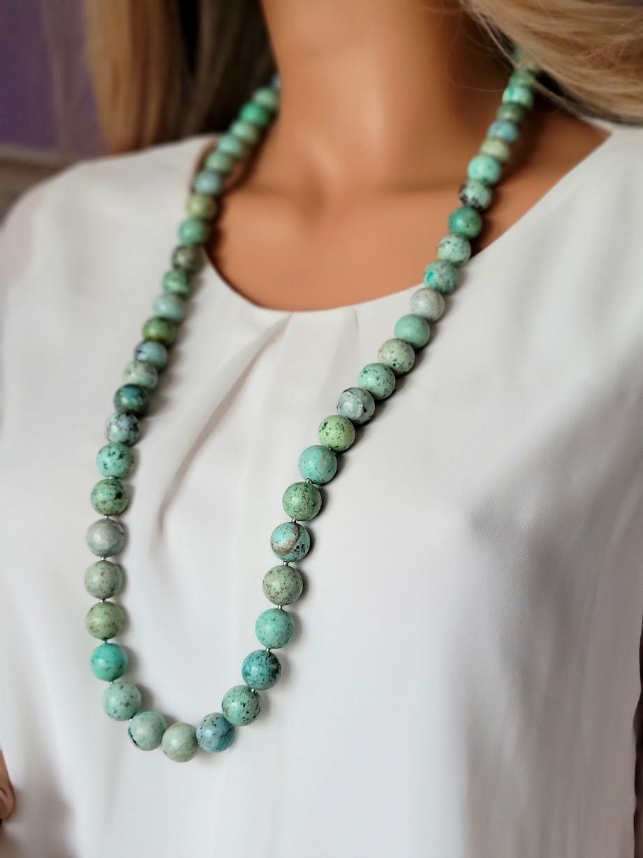 Lange peruanische türkisfarbene lange Halskette mit türkisfarbenem Verschluss im Angebot 4