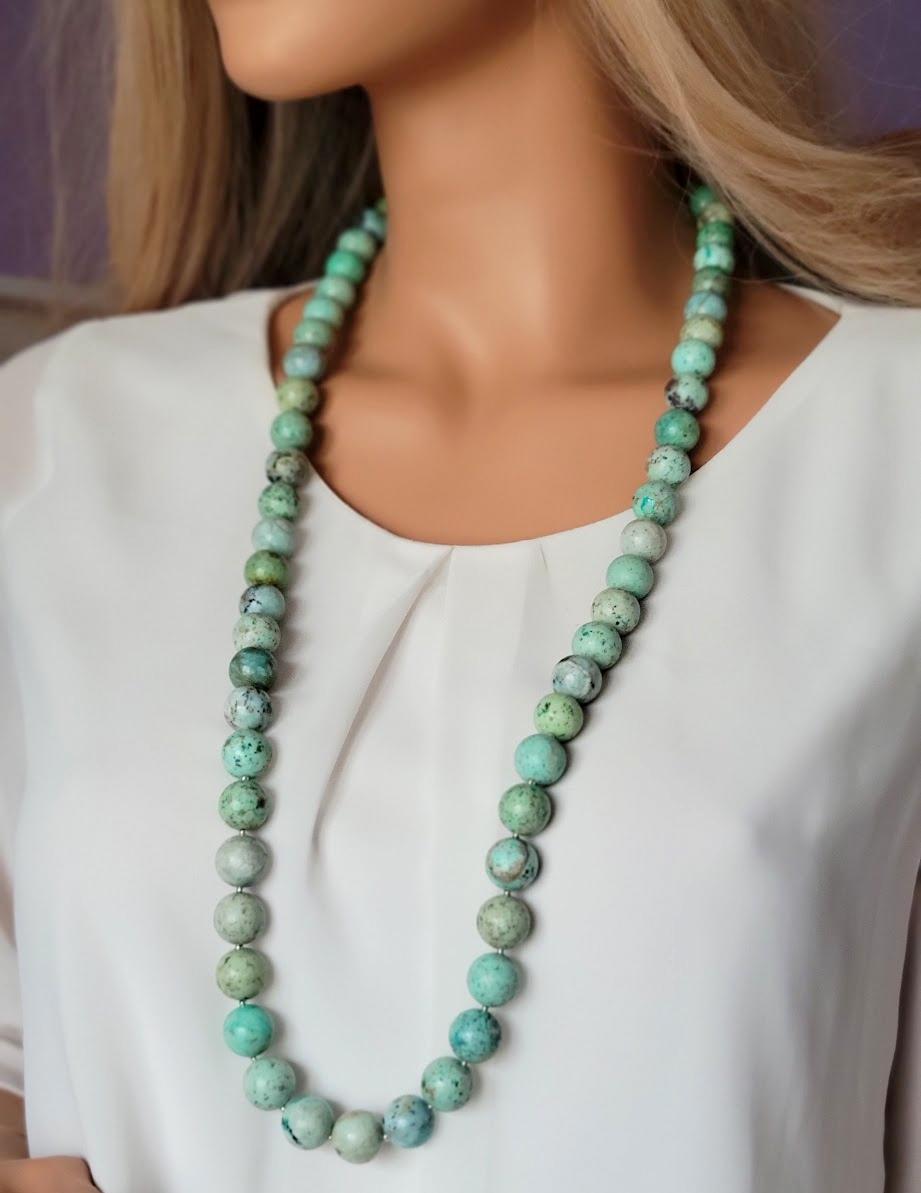 Lange peruanische türkisfarbene lange Halskette mit türkisfarbenem Verschluss im Angebot 1