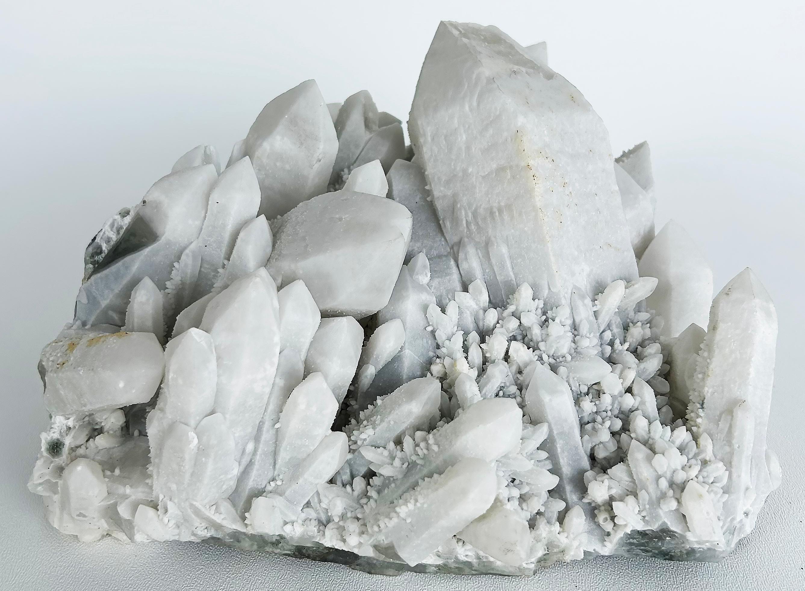 Peruvian White Frosted Quartz Crystal Cluster Weighing 12 Pounds In Good Condition For Sale In Miami, FL