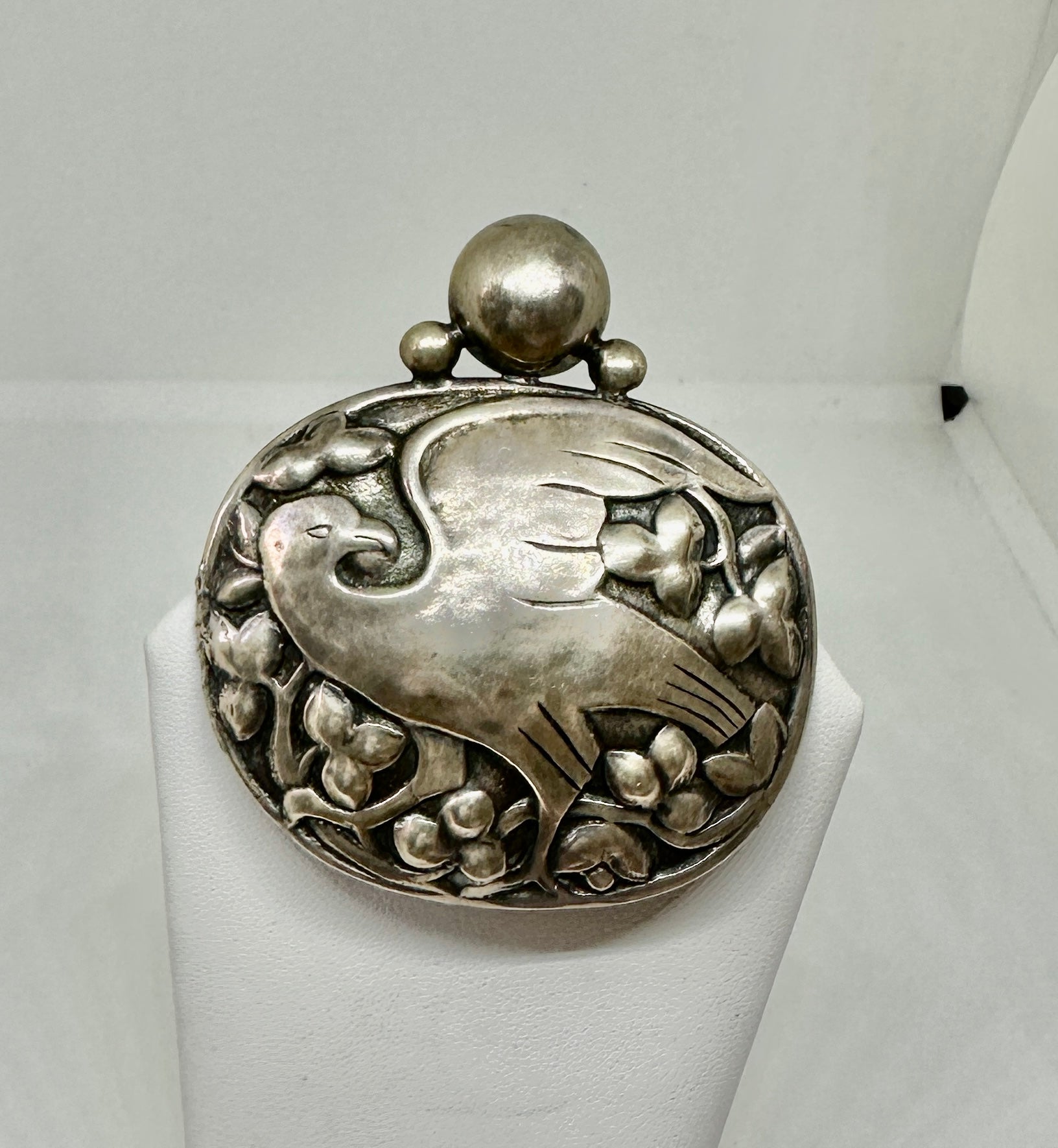 Dies ist eine große wunderschöne frühe und sehr seltene Peruzzi Boston Sterling Silber Pin-Brosche in Form eines Vogels oder Adlers zwischen Blumen und Zweigen. Die frühe Peruzzi-Brosche zeigt ein großartiges modernes Design aus der Mitte des