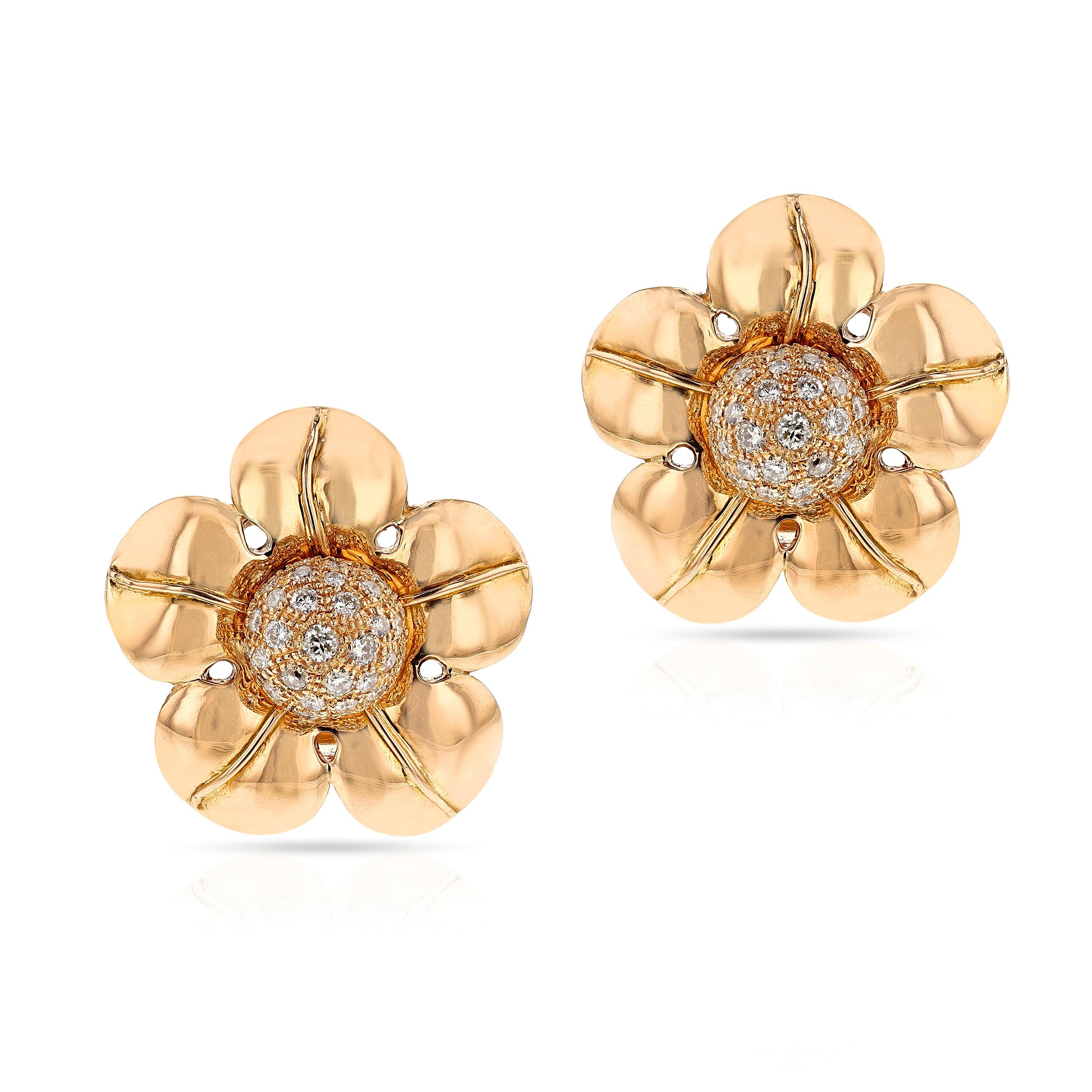 Un raro paio di orecchini floreali Van Cleef & Arpels realizzati da Pery et Fils Floral  con oro e diamanti a 18 carati. Firmato e numerato. La lunghezza è di 1,25 pollici di diametro con circa 3 carati di diamanti di colore D-E-F e purezza VS, per