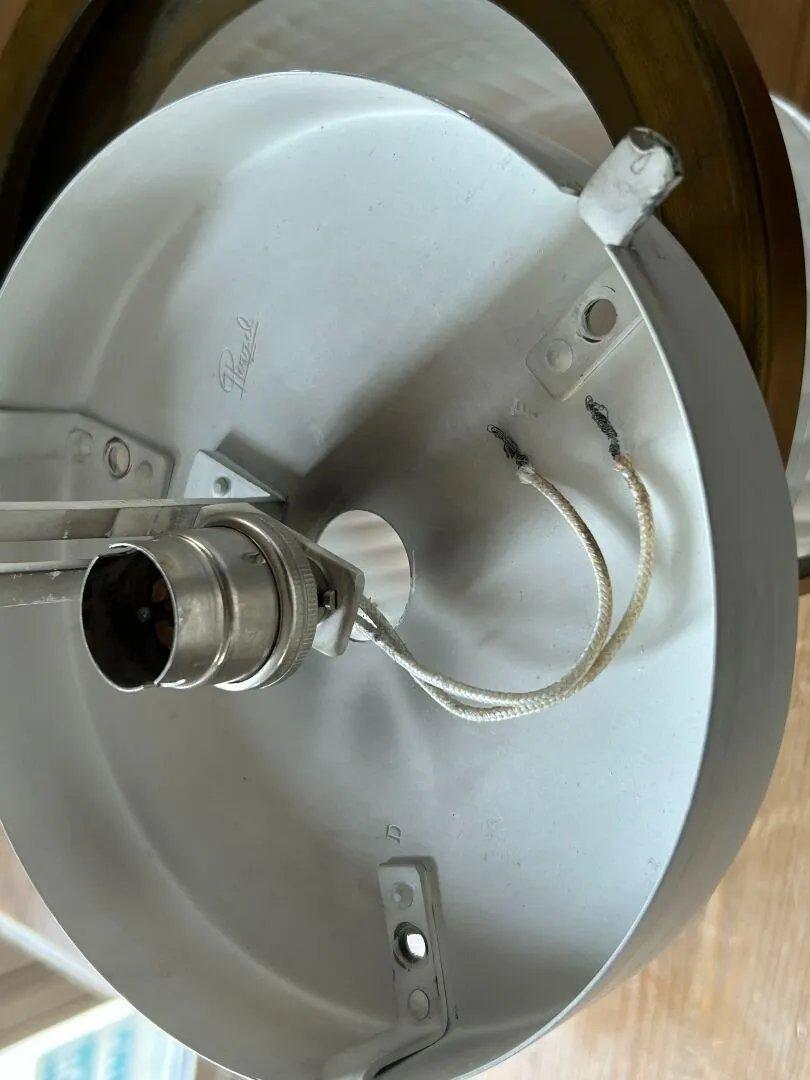 Art Déco Perzel, coppia di piccole plafoniere in ottone e vetro, lenti in Holophane, circa 1930 in vendita