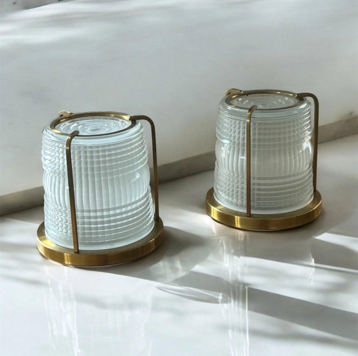 Francese Perzel, coppia di piccole plafoniere in ottone e vetro, lenti in Holophane, circa 1930 in vendita