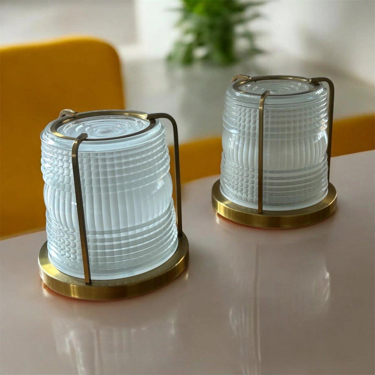 Metà XX secolo Perzel, coppia di piccole plafoniere in ottone e vetro, lenti in Holophane, circa 1930 in vendita