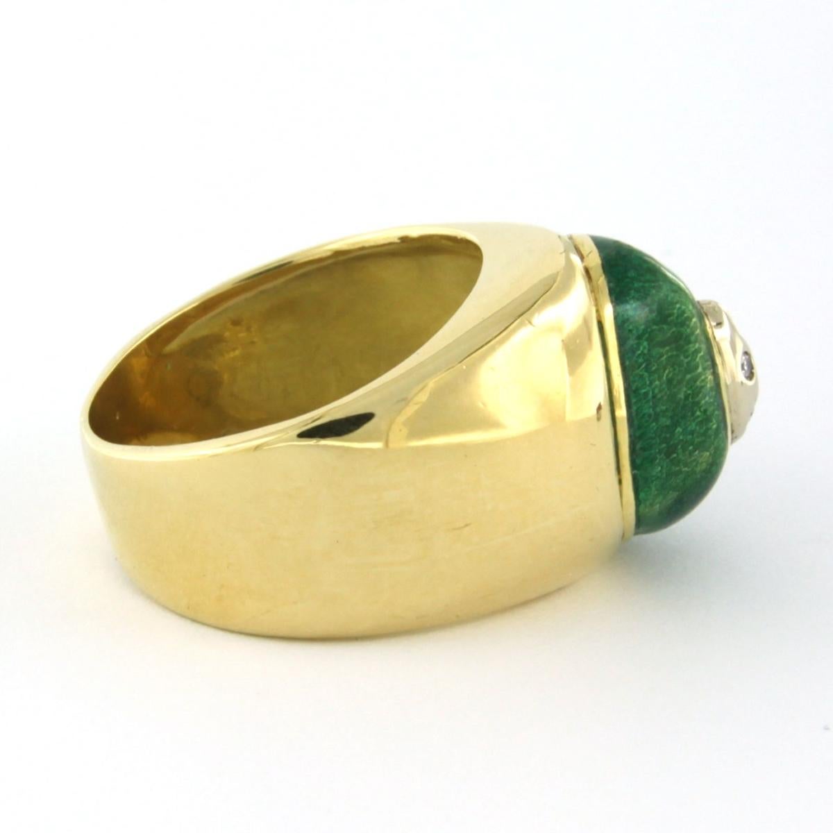 PES VENTO - 18k bicolour gold ring decorated with green enamel and set with brilliant cut diamonds up to 0.05ct - F/G - VS/SI - ring size US 6.5 - EU 17 (53)

detailed description:

The top of the ring is 1.4 cm wide by 1.0 cm high

Weight 12.0