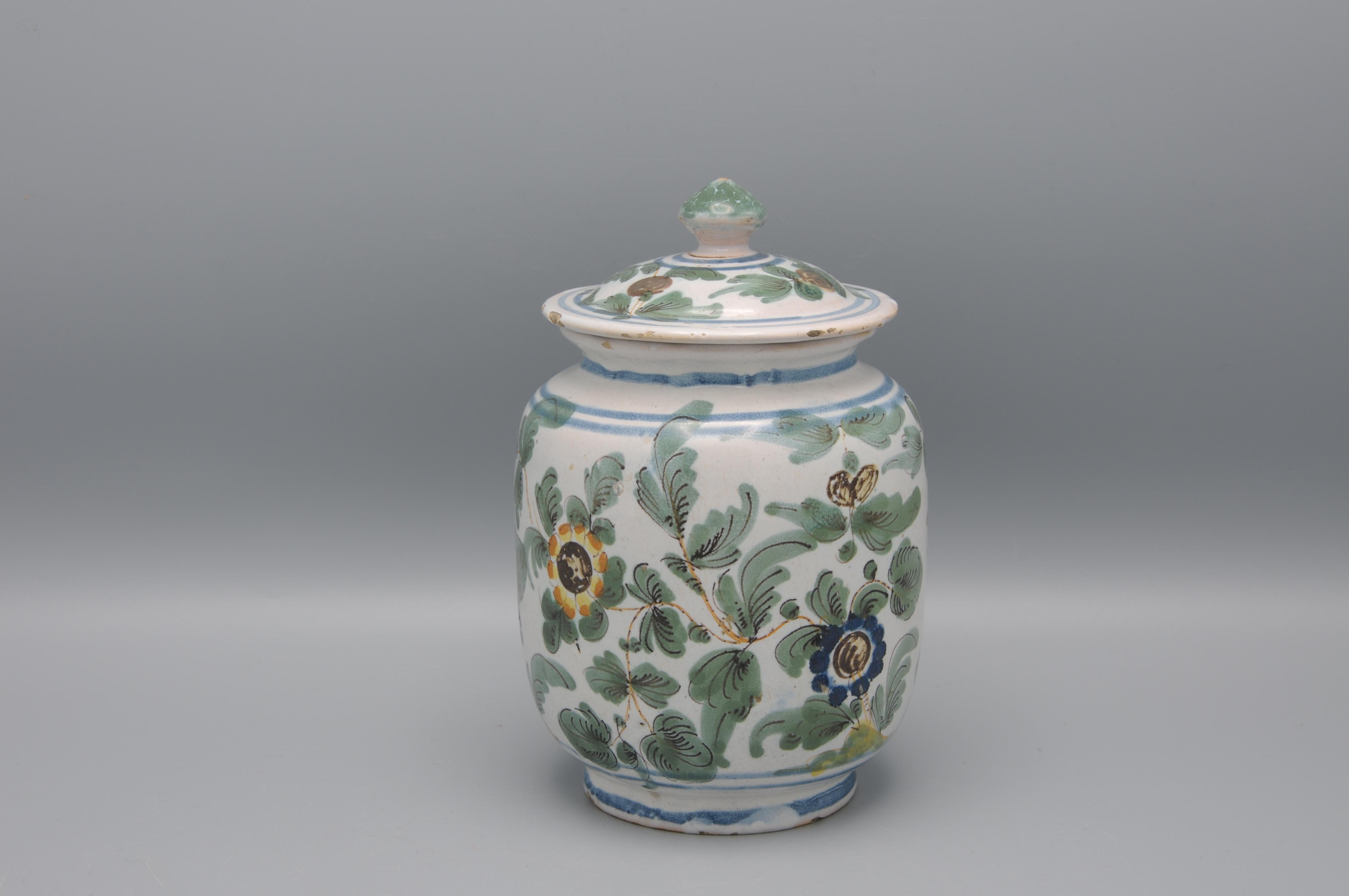 Pesaro - Albarello and cover - decor 'al tacchiolo', 18th century In Good Condition For Sale In DELFT, NL