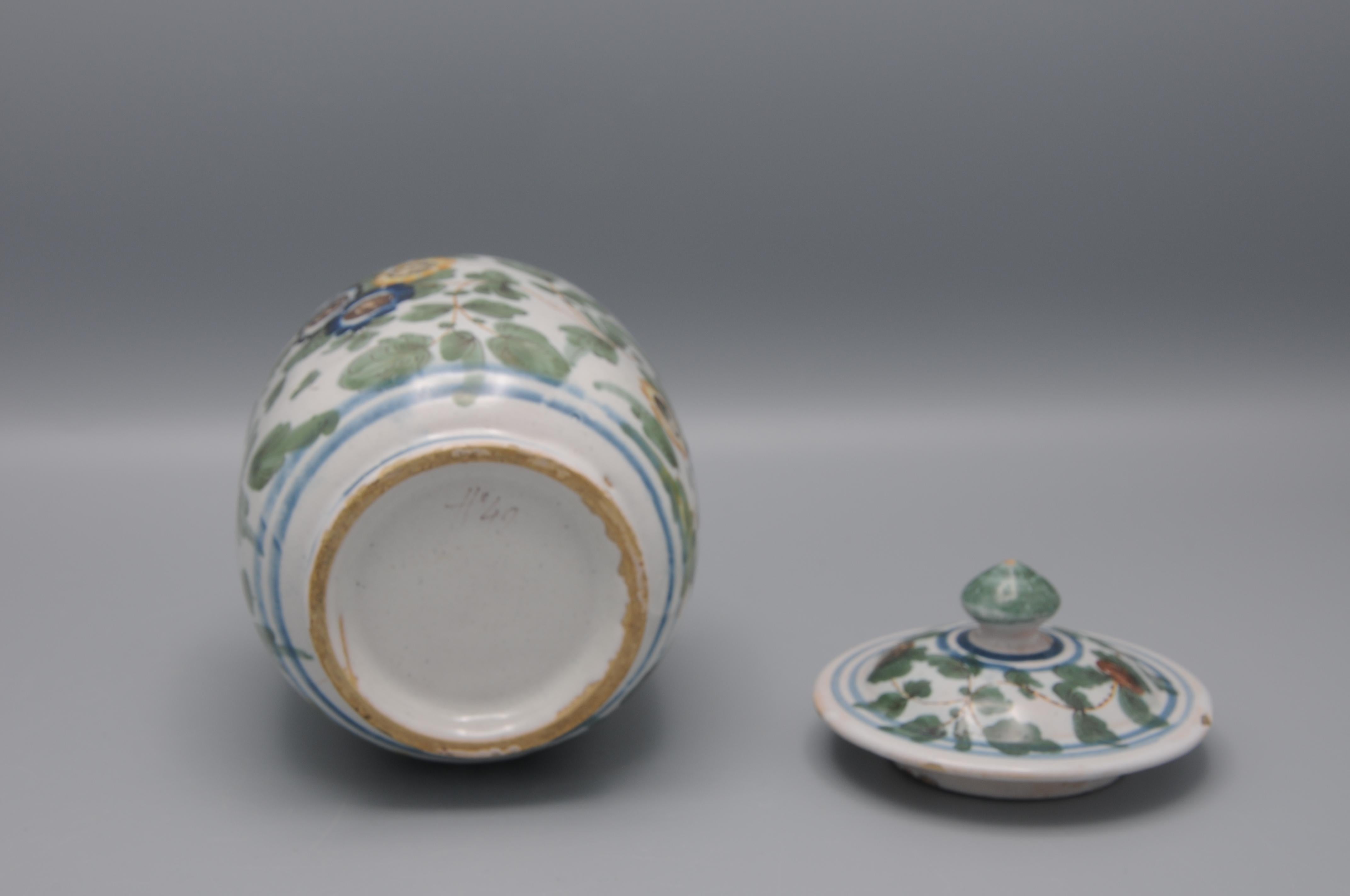 Pesaro - Albarello and cover - decor 'al tacchiolo', 18th century For Sale 1