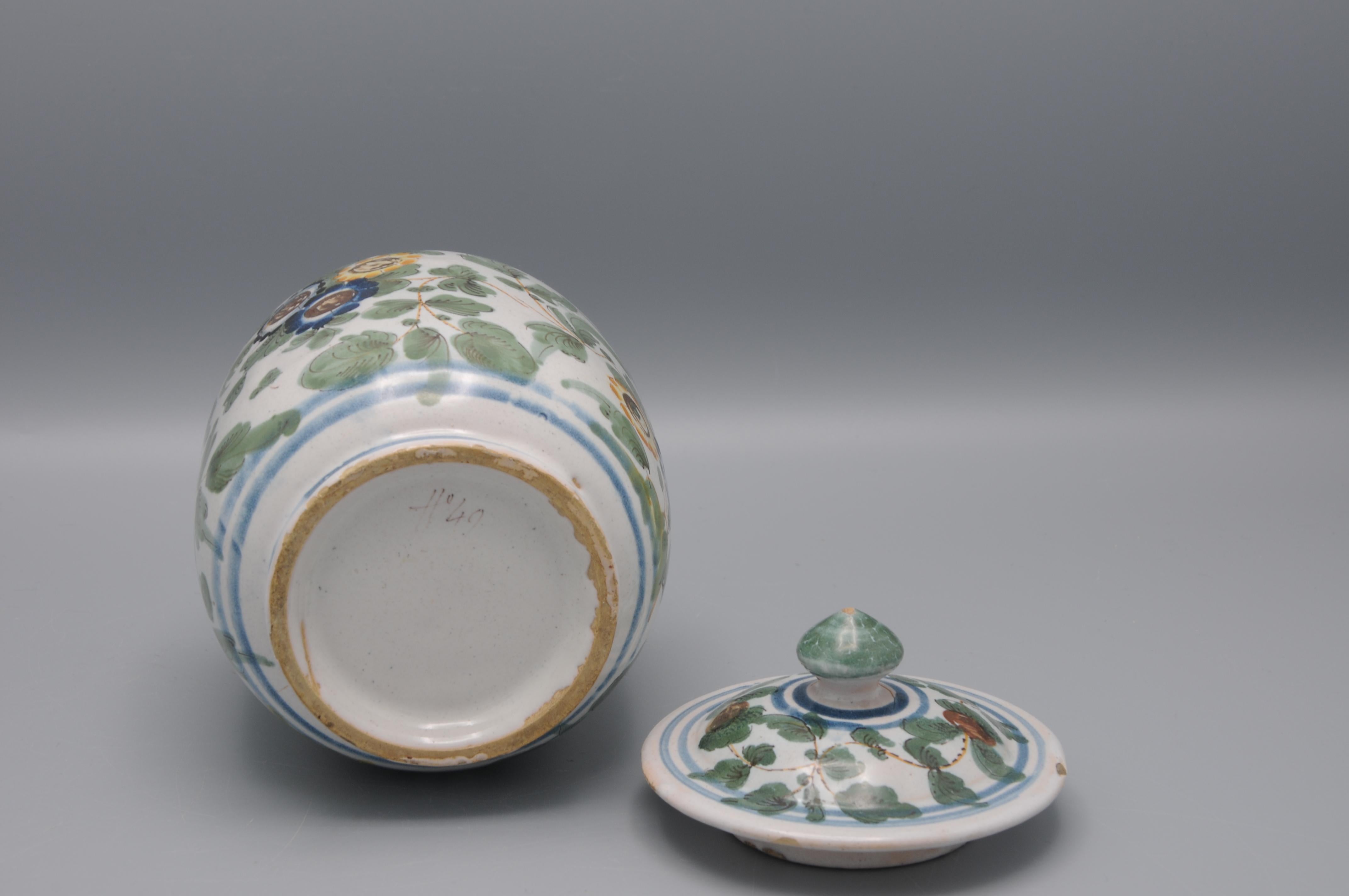 Pesaro - Albarello and cover - decor 'al tacchiolo', 18th century For Sale 2