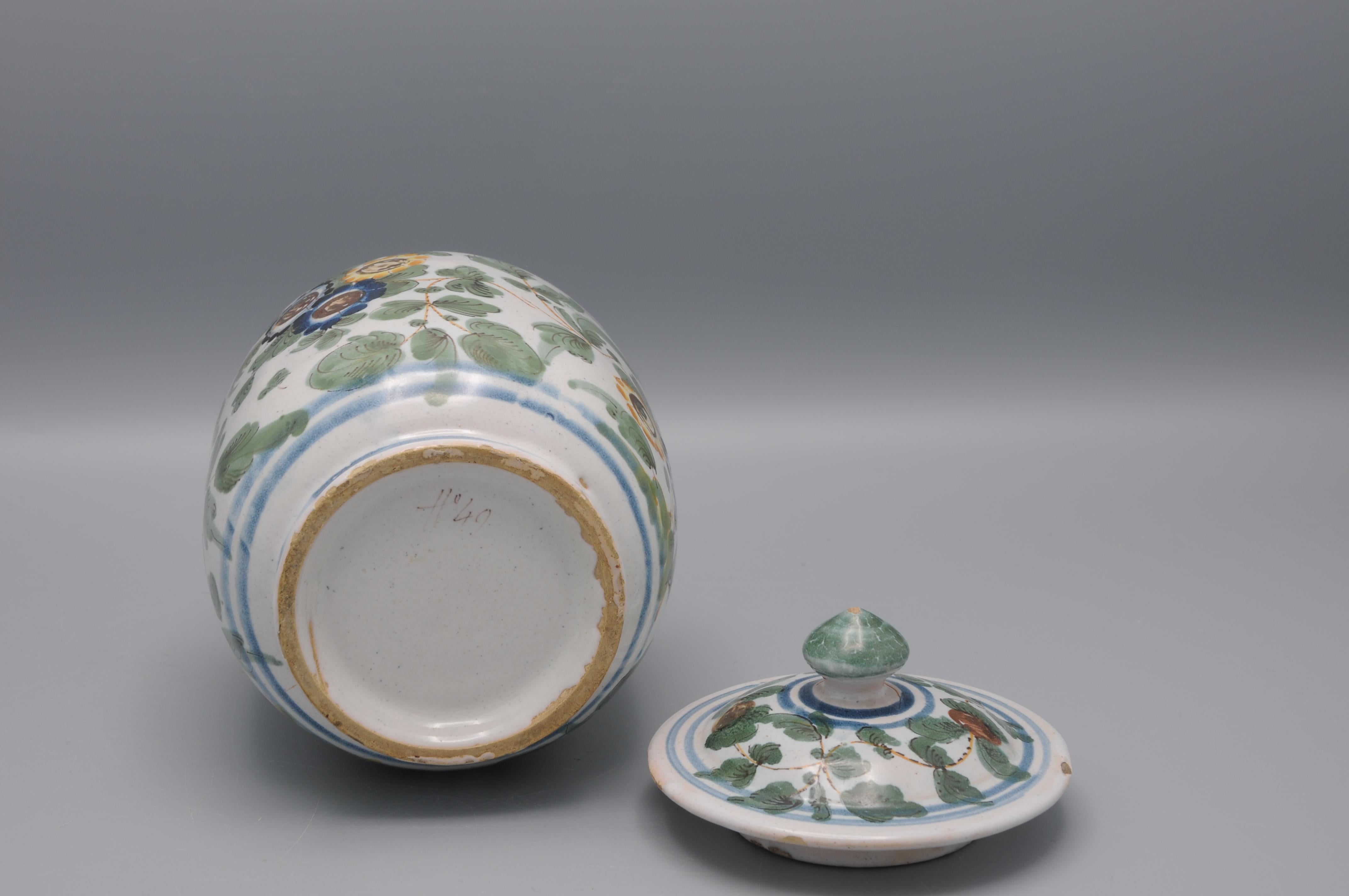 Pesaro - Albarello and cover - decor 'al tacchiolo', 18th century For Sale 3