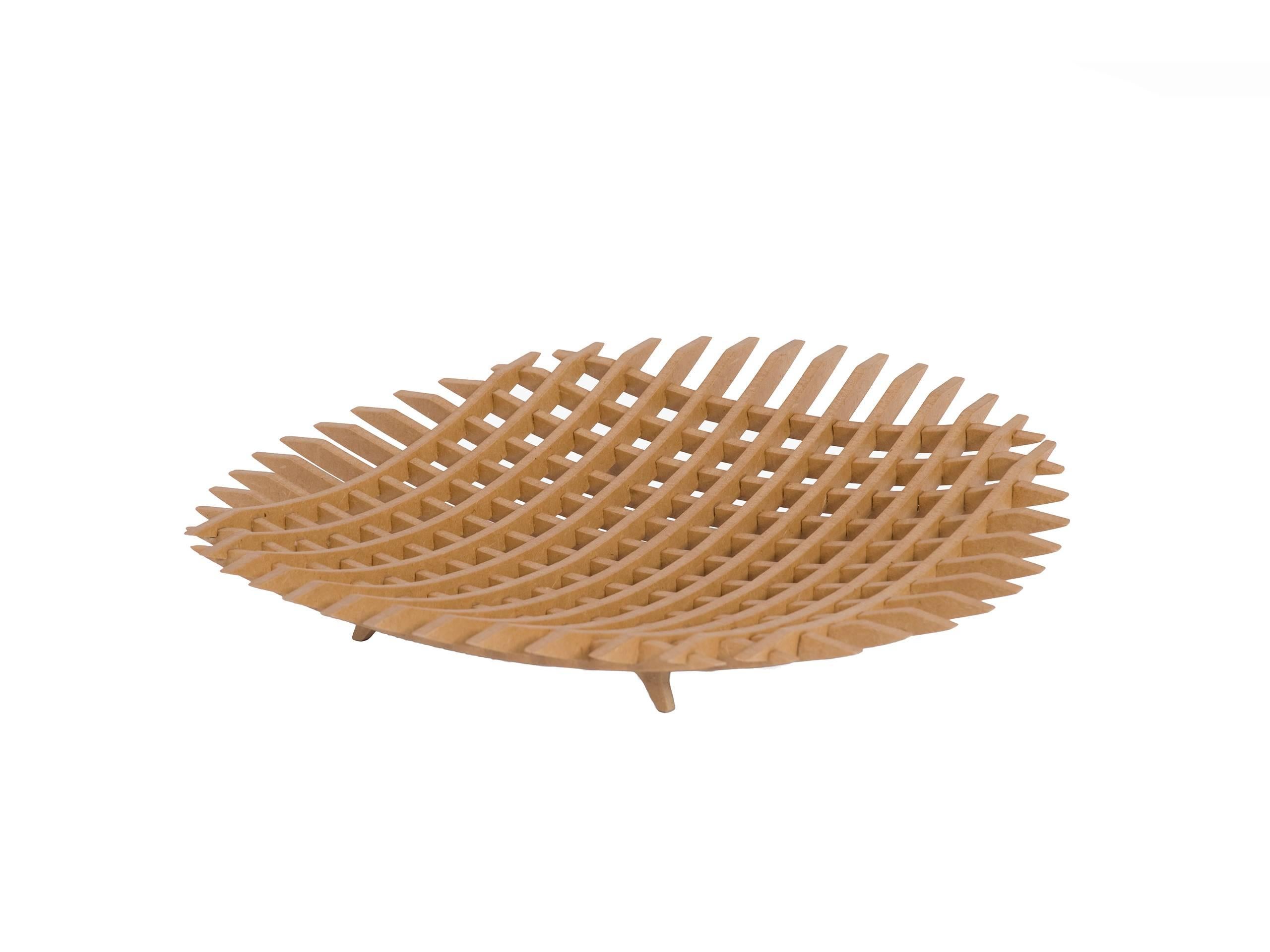 Fruit bowl made up of a sequence of solid wood laths.