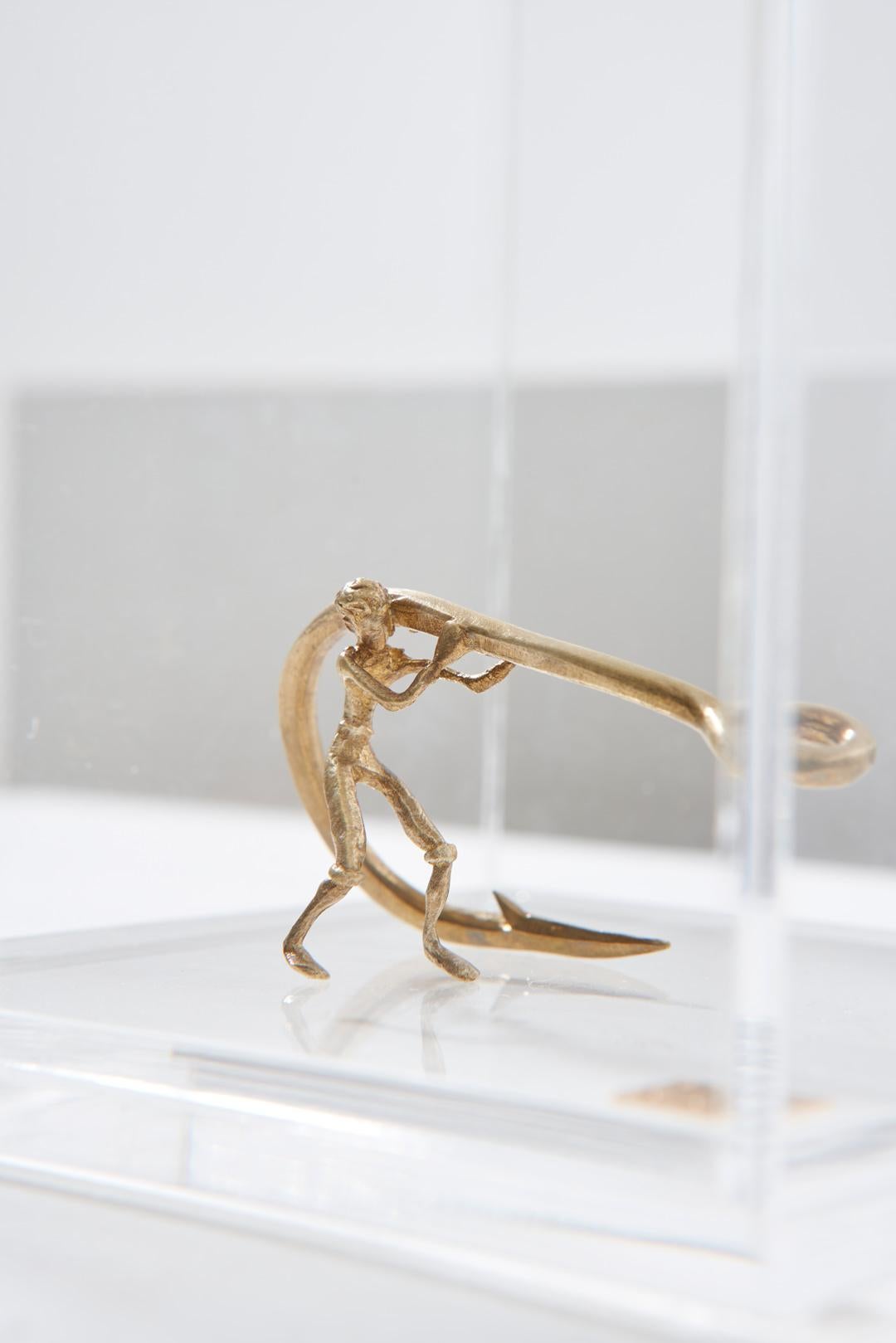 Serie Pescador, scultura di pescatore in cemento e ottone, scatola acrilica in vendita 8