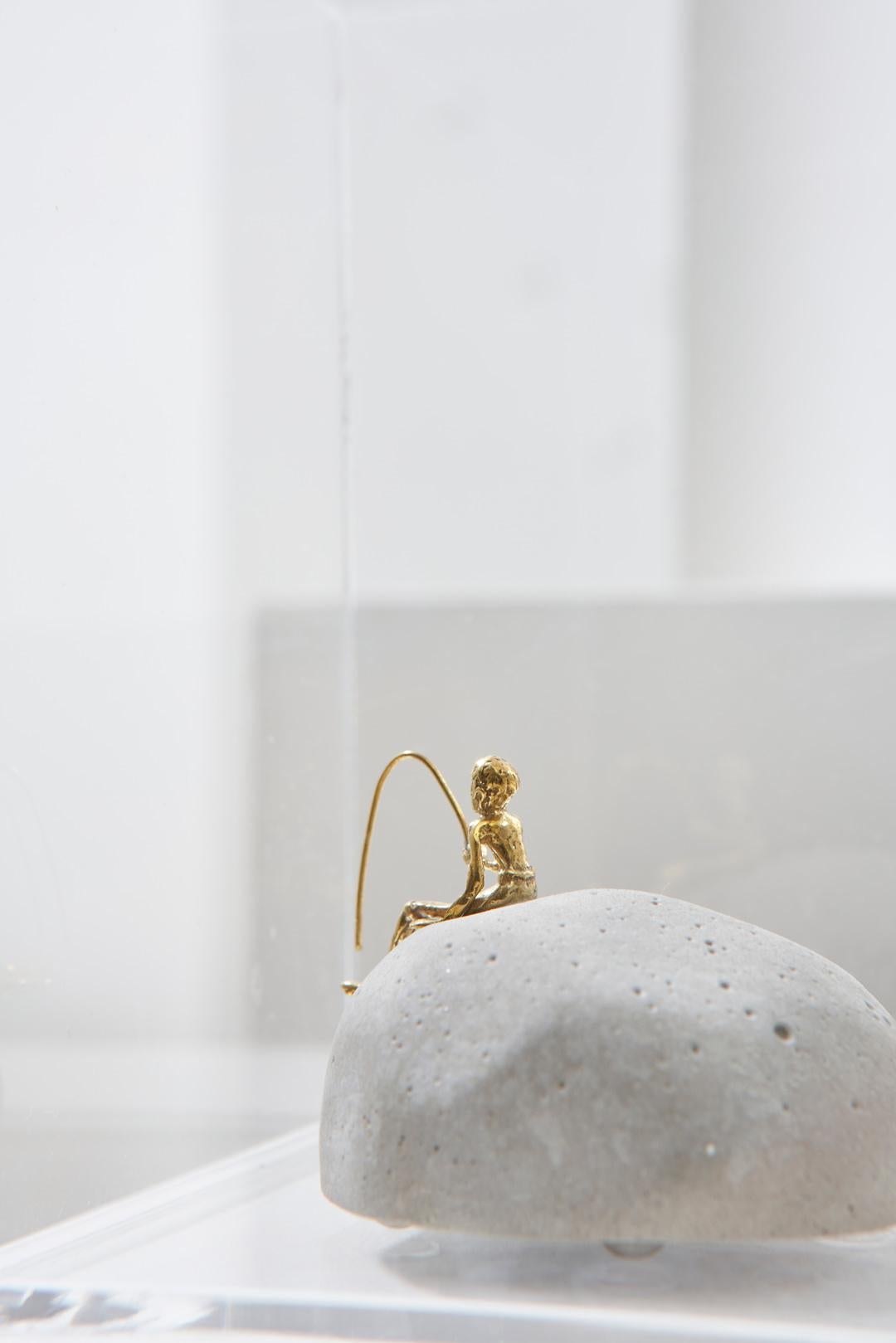 Serie Pescador, scultura di pescatore in cemento e ottone, scatola acrilica in vendita 2