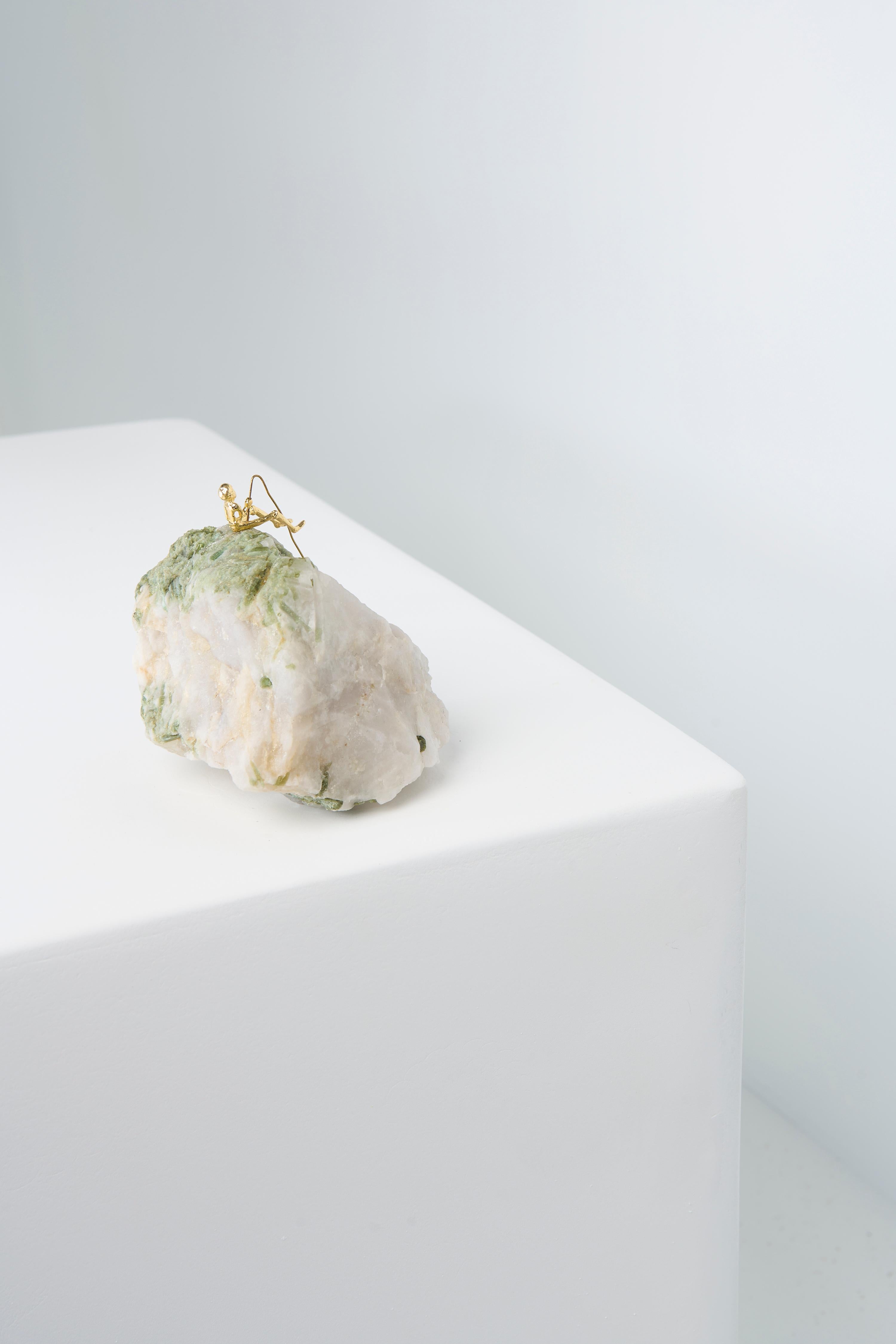Minimaliste Série Pescador N854 sculpture de table pêcheur en turmaline verte dans matrice en vente
