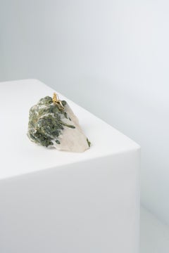 Série Pescador N855 sculpture de table pêcheur en turmaline verte dans matrice