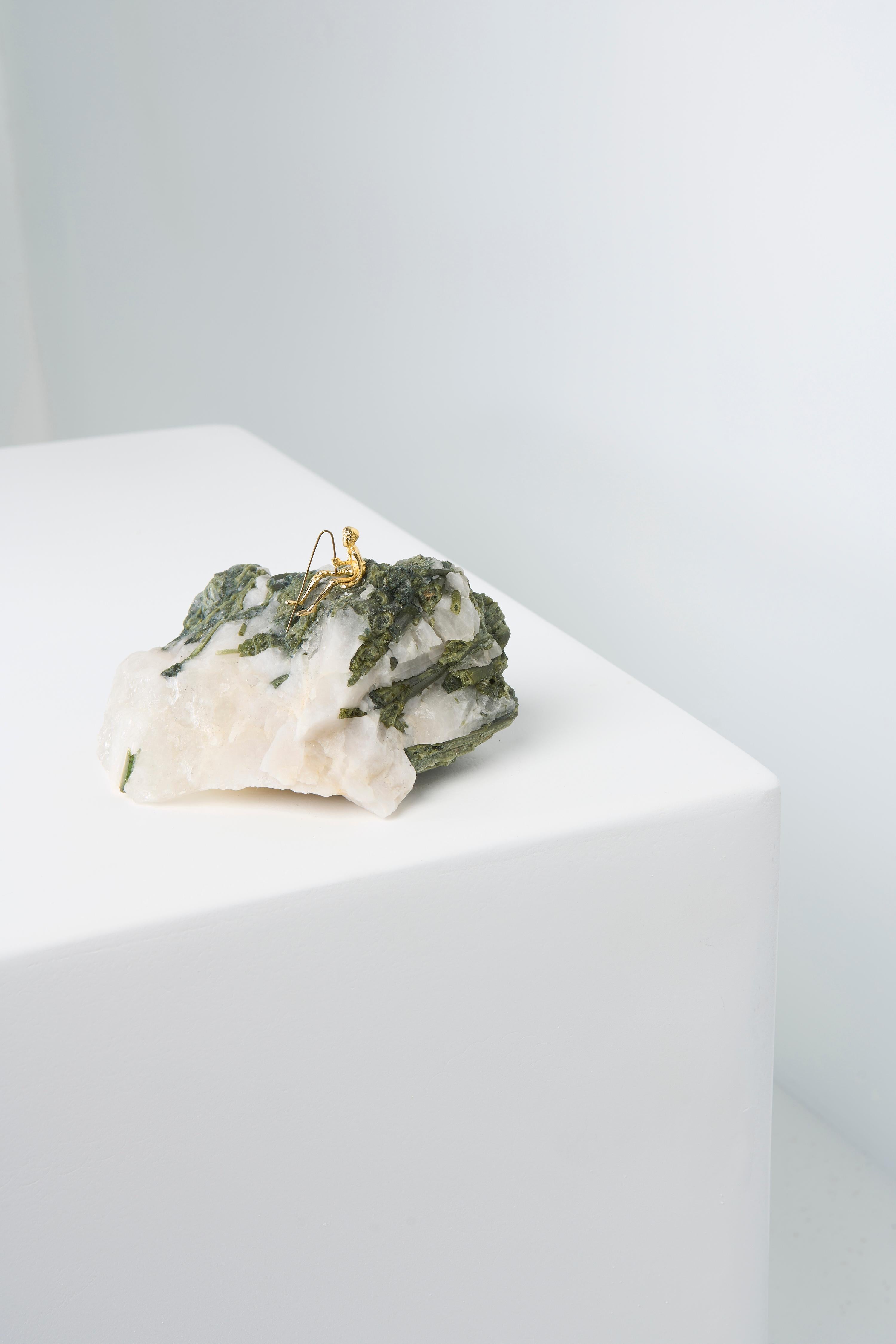 Minimaliste Série Pescador N855 sculpture de table pêcheur en turmaline verte dans matrice en vente