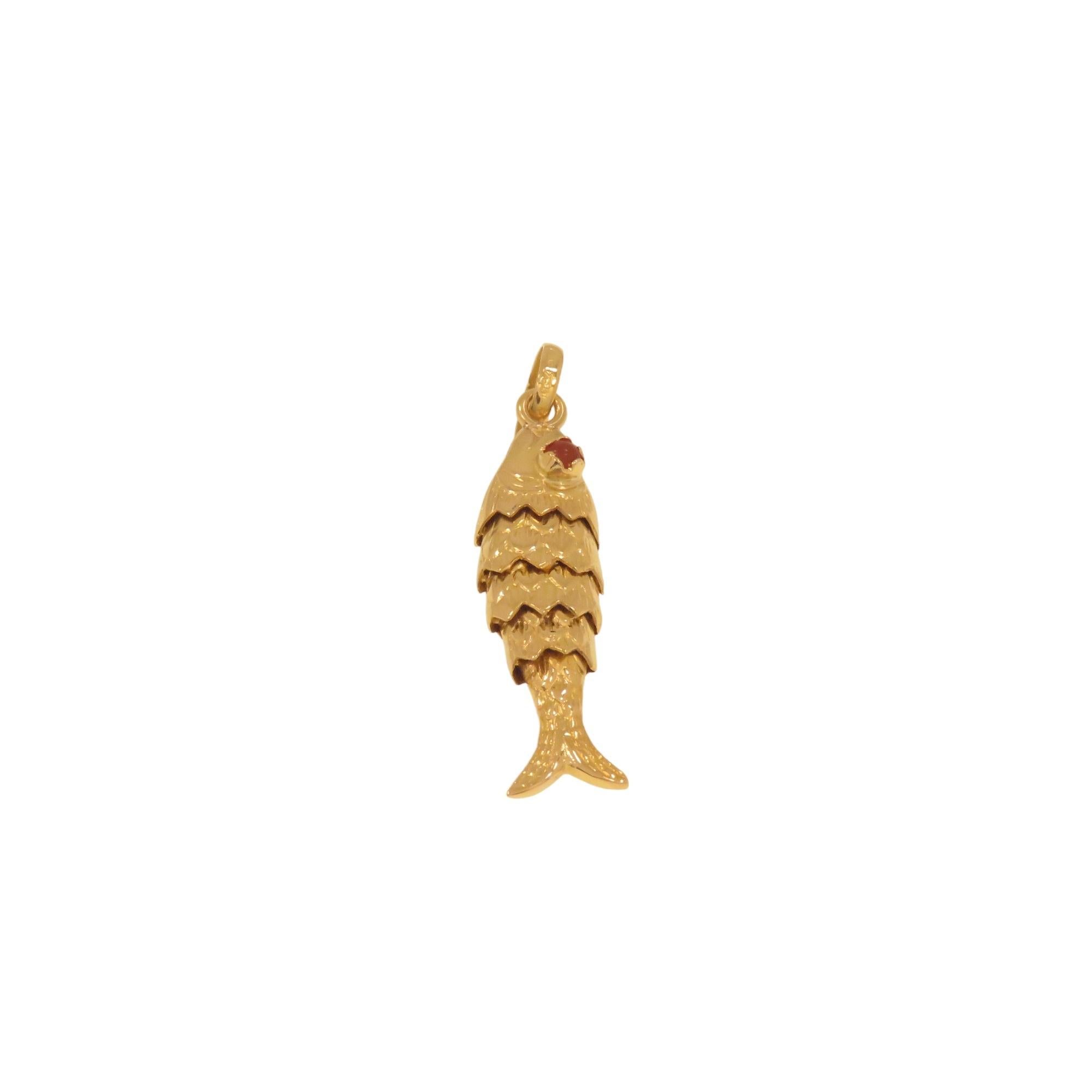Fish jointed pendant in yellow gold 1960s In Excellent Condition For Sale In Milano, IT