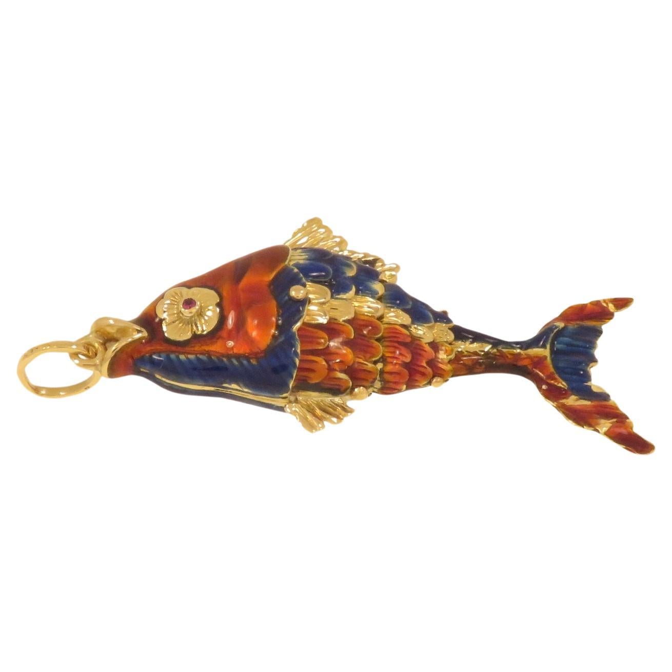 Affascinante ciondolo a forma di pesce realizzato a mano in Italia tra il 1960 e 1970. Presenta un realistico pesce con corpo articolato che permette di imitare i movimenti acquatici naturali di un pesce. Il corpo è in oro giallo 18 carati con