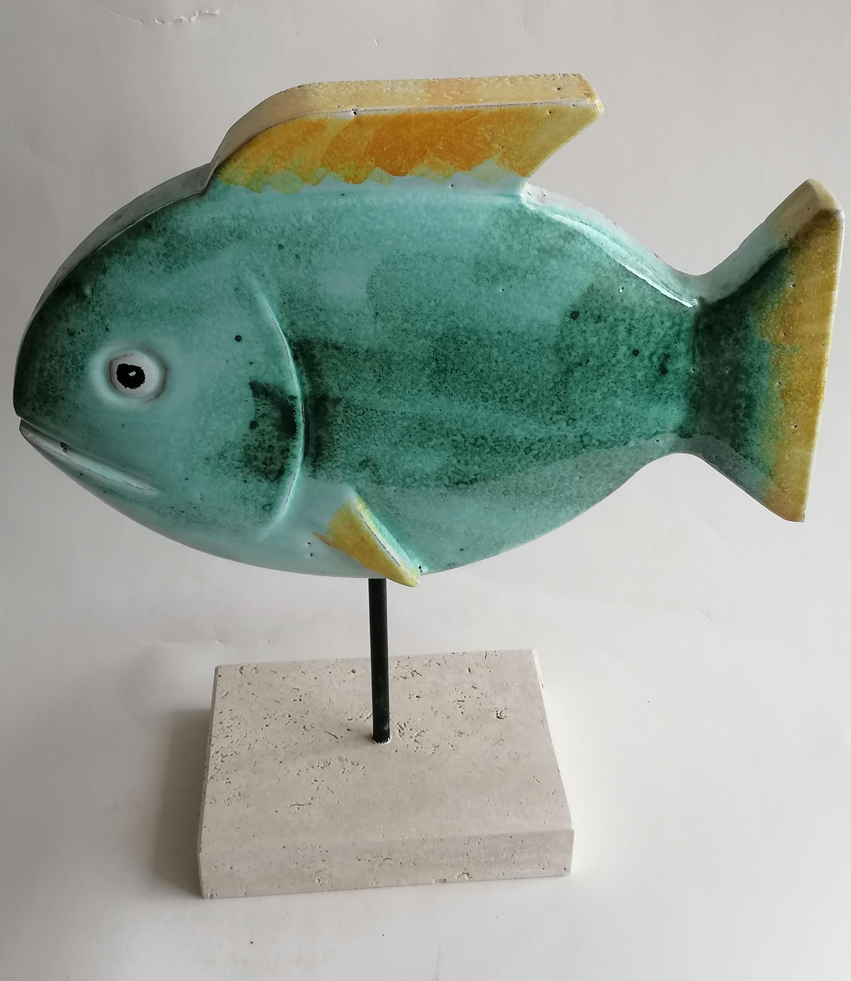 Pez 1 - Escultura en piedra volcánica del alto Lacio , esmaltada , decorada  y horneado a 1000 grados.
colocado sobre una base de travertino romano y hierro
fabricado en Italia
peso kg  kg 5
creación original de Laboratorio Todini