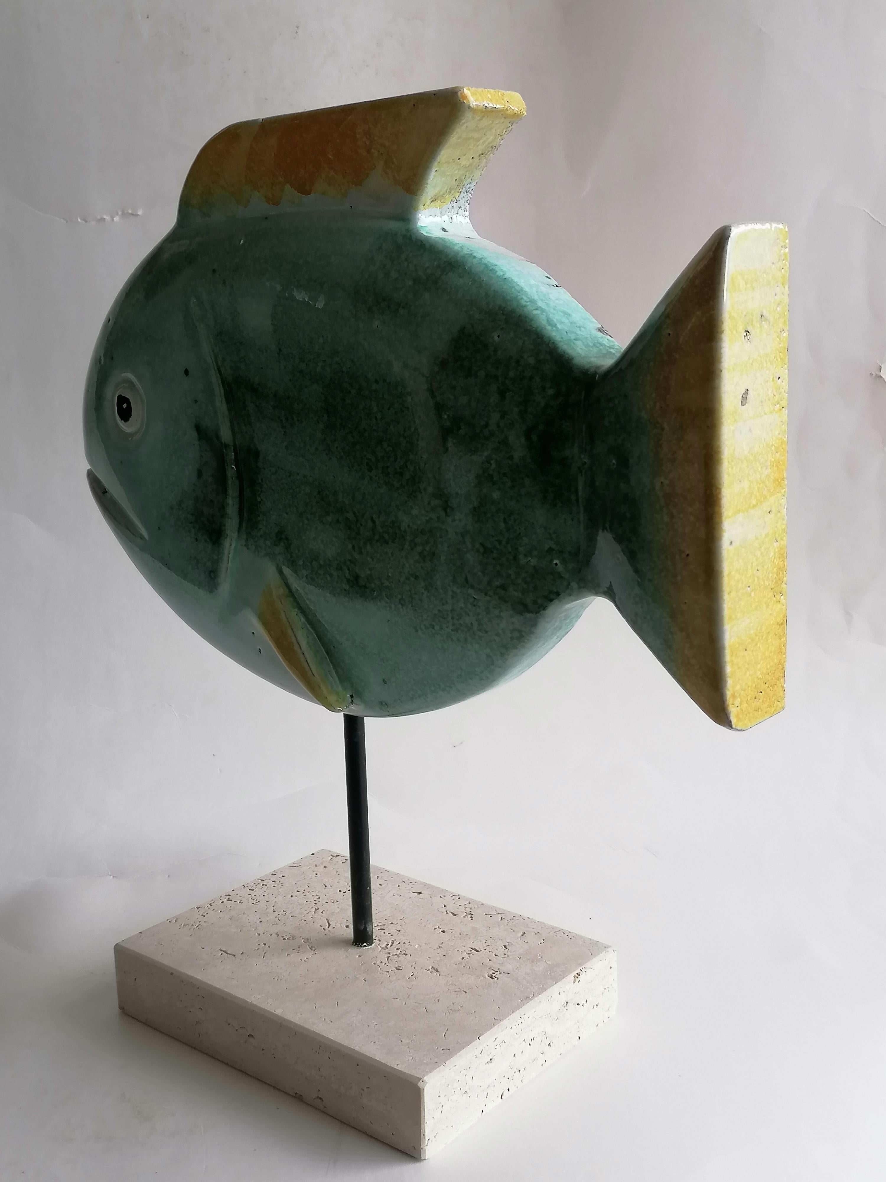 Pez tallado en piedra volcánica, esmaltado y decorado-hecho en Italia Hecho a mano en venta
