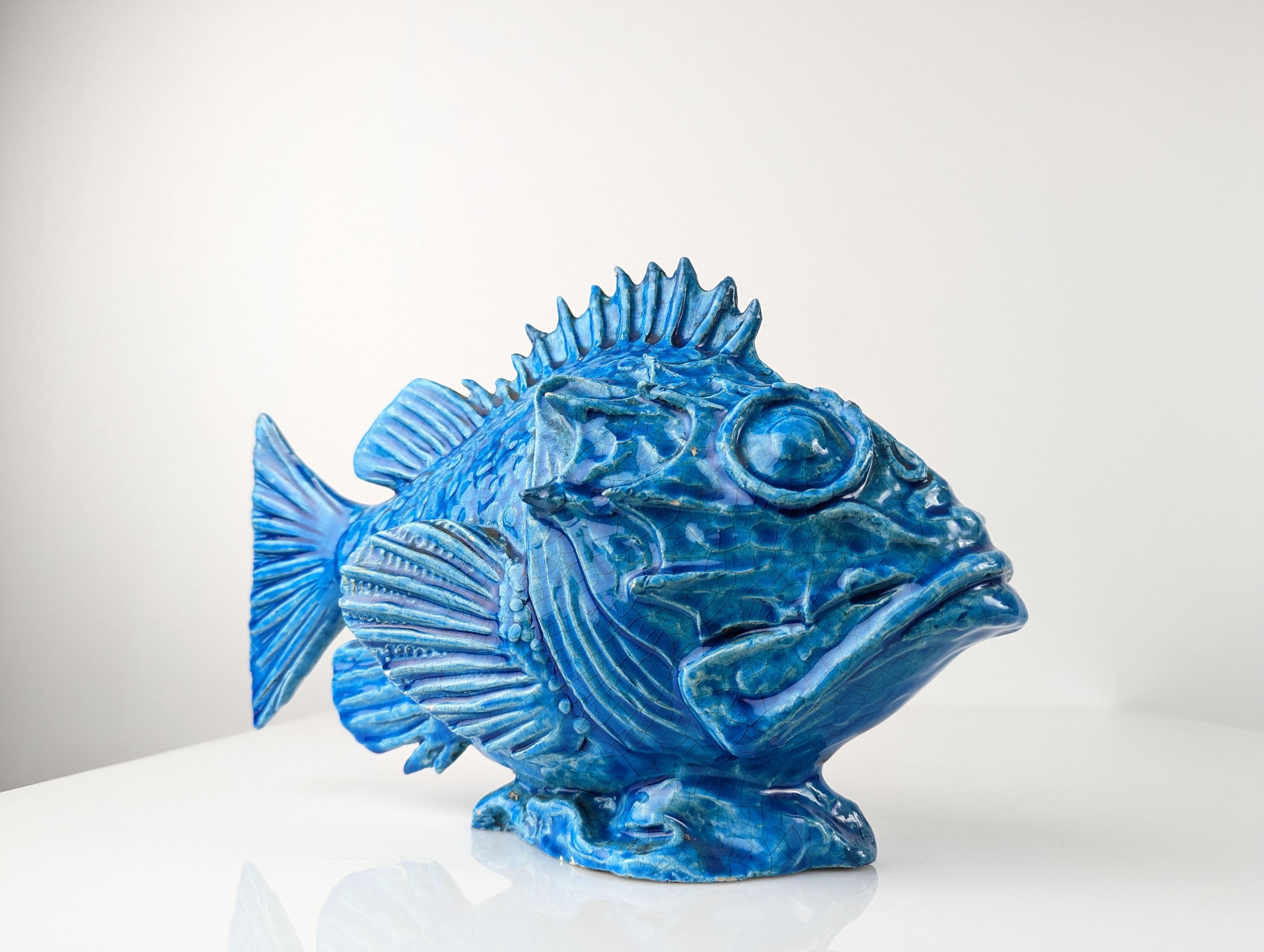 Escultura Pesce Scorfano Esmaltada en azul de Guido Cacciapuoti, Italia, 1930 mediados del siglo XX en venta