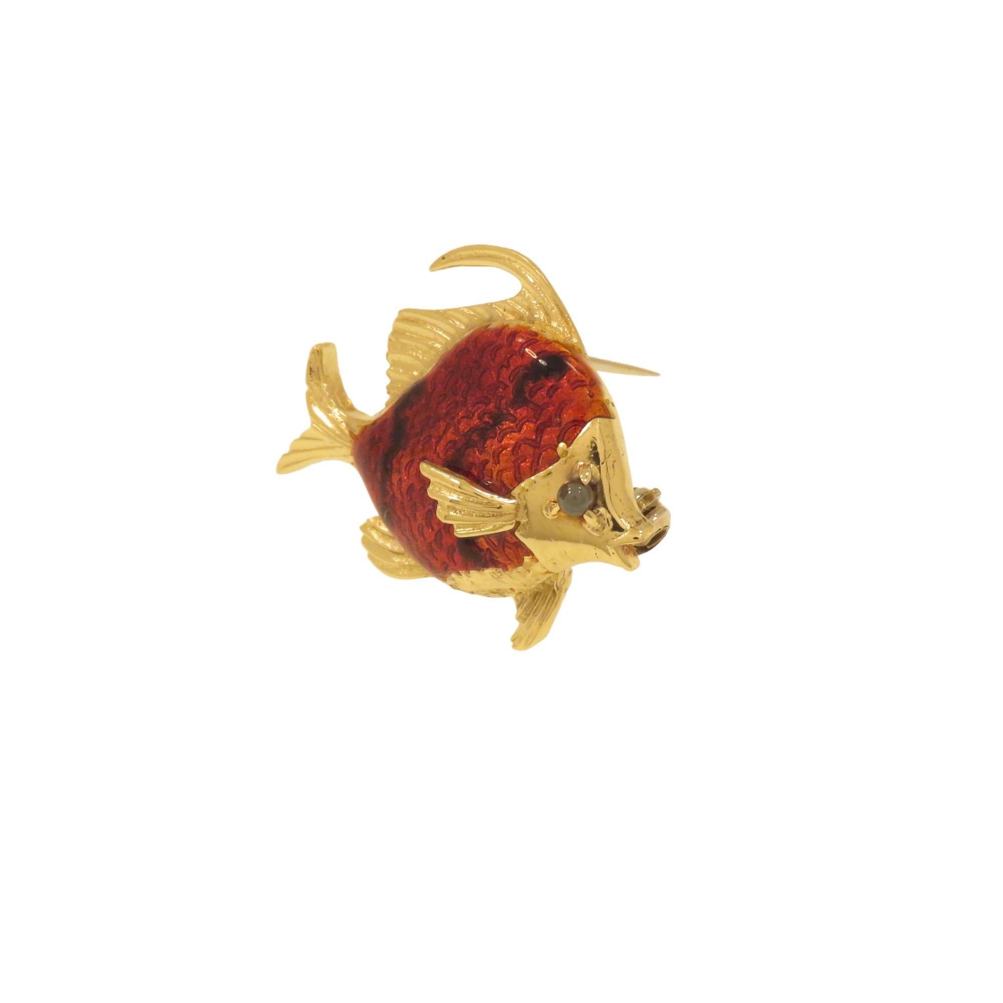 Cette jolie broche, fabriquée à la main en Italie entre 1960 et 1970, représente un poisson aux couleurs réalistes. Le corps est en or jaune 18 carats avec émaillage au feu, et l'œil est orné d'une sphère de tourmaline verte. La broche est marquée