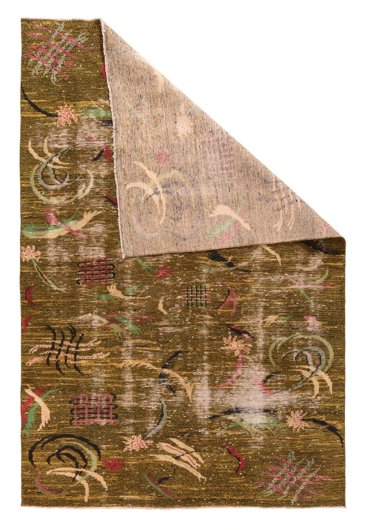 Tappeto Peshawar 5'11'' x 8'11''. Questo piccolo spargimento senza bordi in condizioni di deterioramento mostra un campo marrone con tratti curvilinei ruvidi, spesso sovrapposti e raggruppati per colore in sabbia, nero, verde e paglia, con alcuni