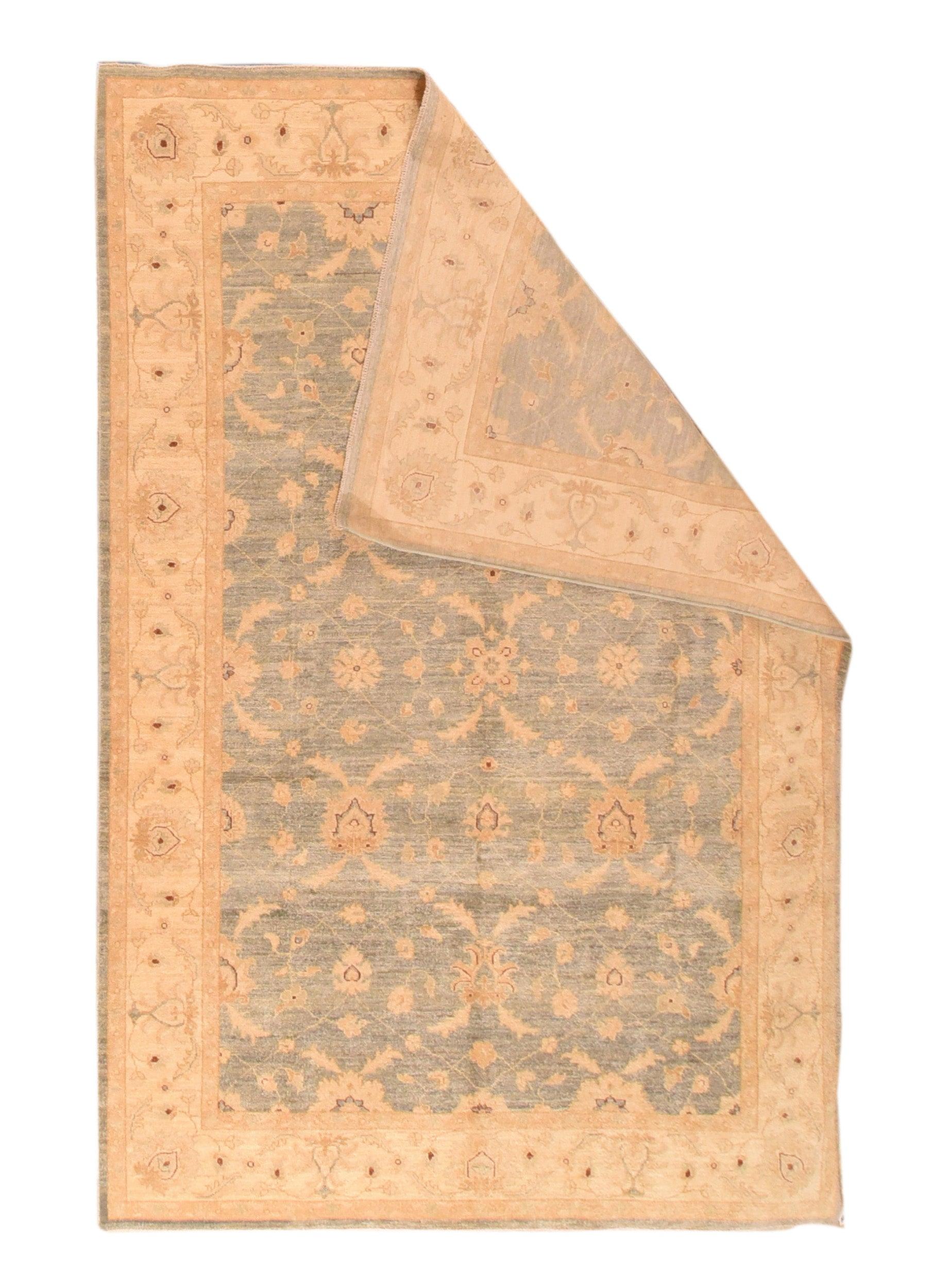 Peshawar Teppich 6'6'' x 9'8''. Diese moderne pakistanische Kreation zeigt ein Mughal-Muster aus dem 17. Jahrhundert mit spitz zulaufenden Blättern, die ein spitz zulaufendes Gitter auf dem abgewetzten, hellen Schiefergrund bilden. Umrandung aus