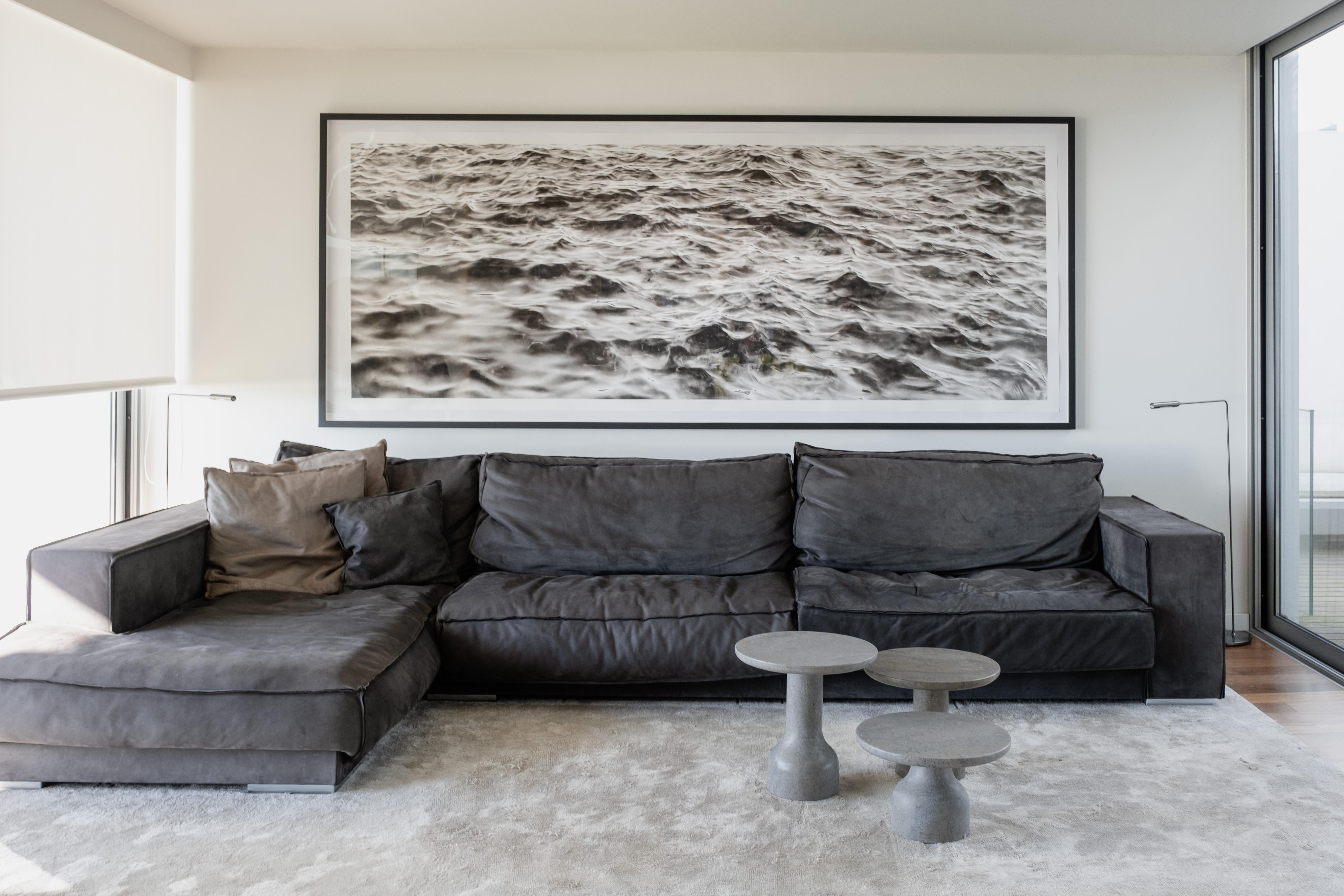 PESO- Tavolino rotondo minimalista in pietra calcarea, grande In condizioni Nuovo in vendita a Lisboa, Lisboa