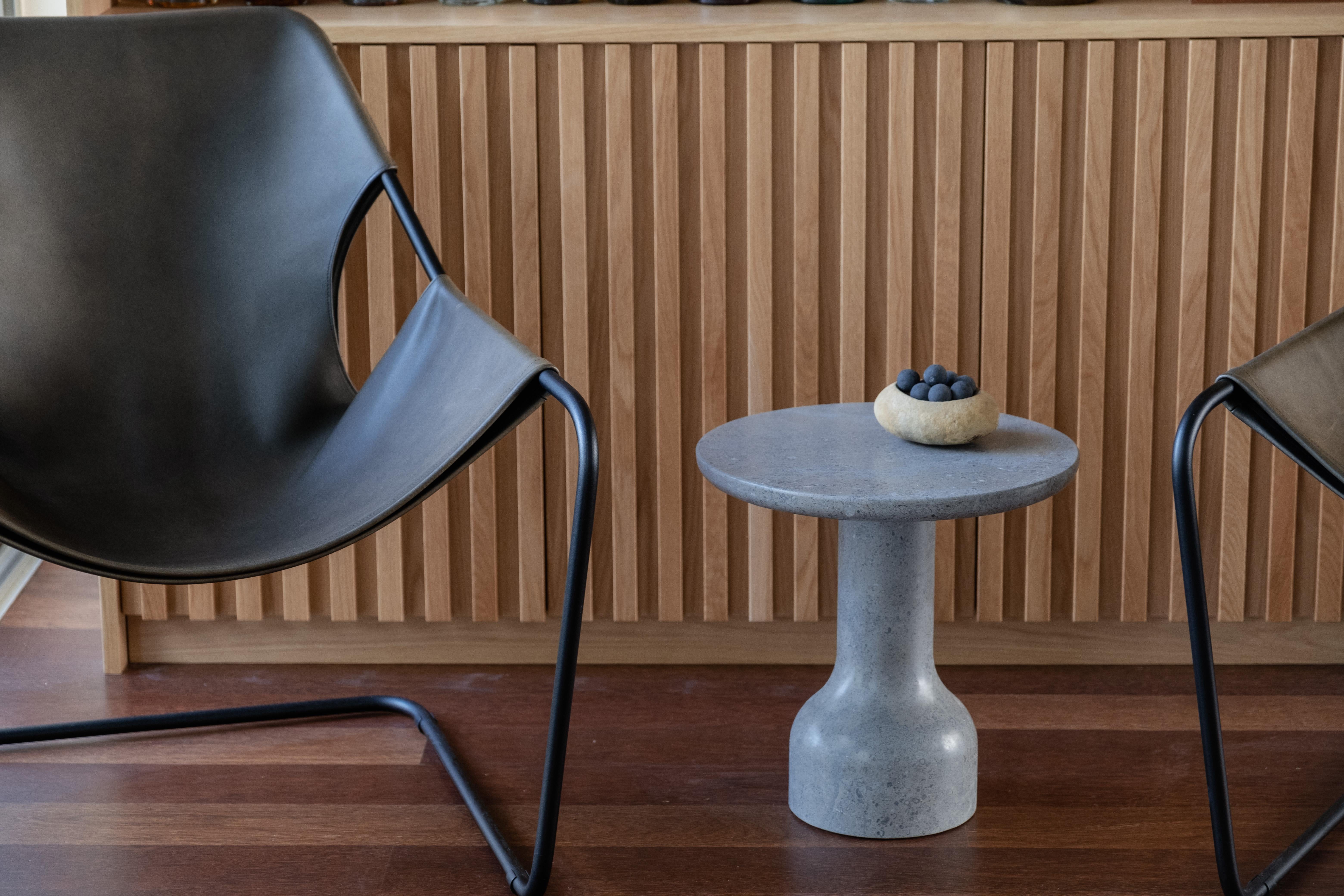 XXI secolo e contemporaneo PESO- Tavolino rotondo minimalista in pietra calcarea, grande in vendita