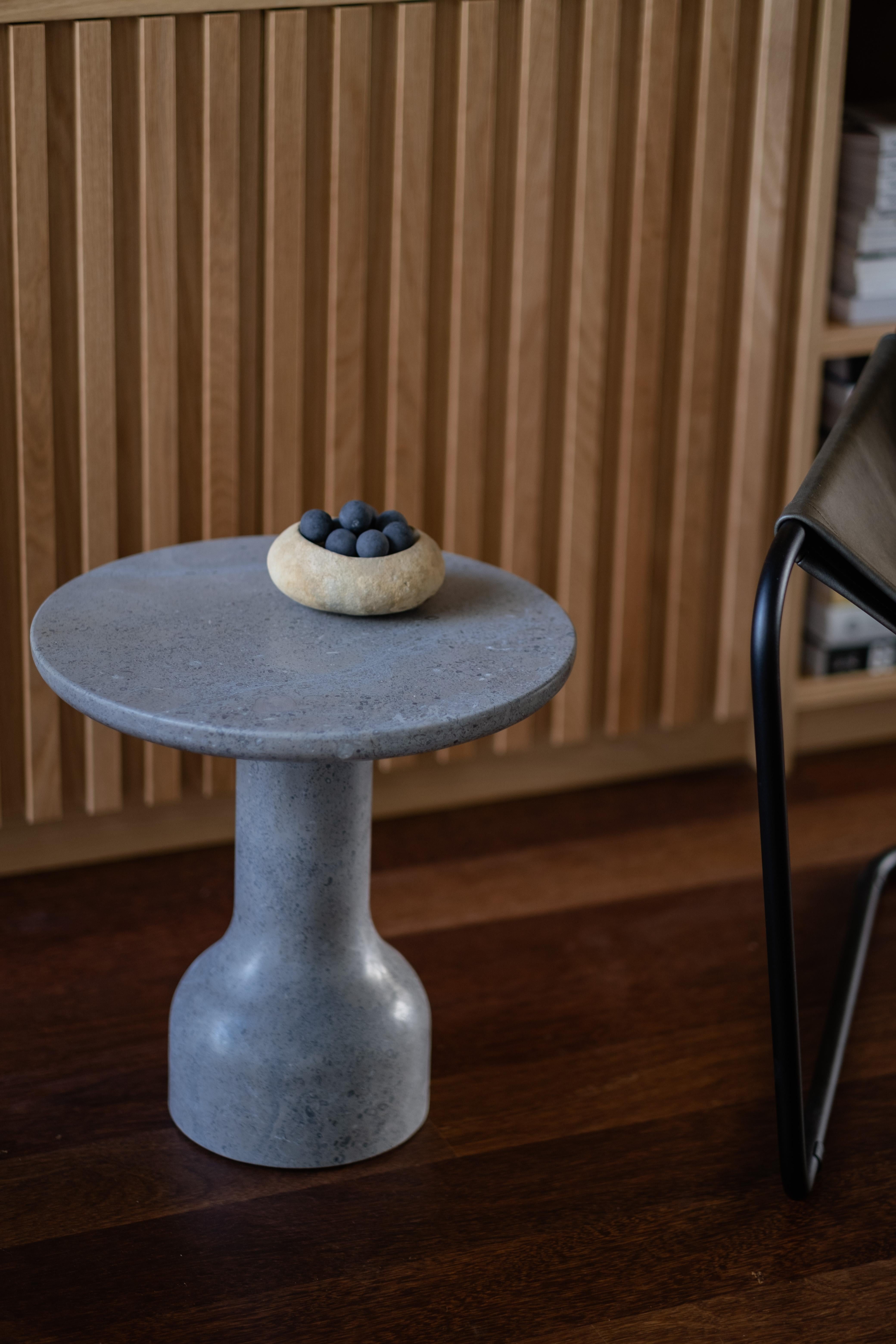 Calcare PESO- Tavolino rotondo minimalista in pietra calcarea, grande in vendita