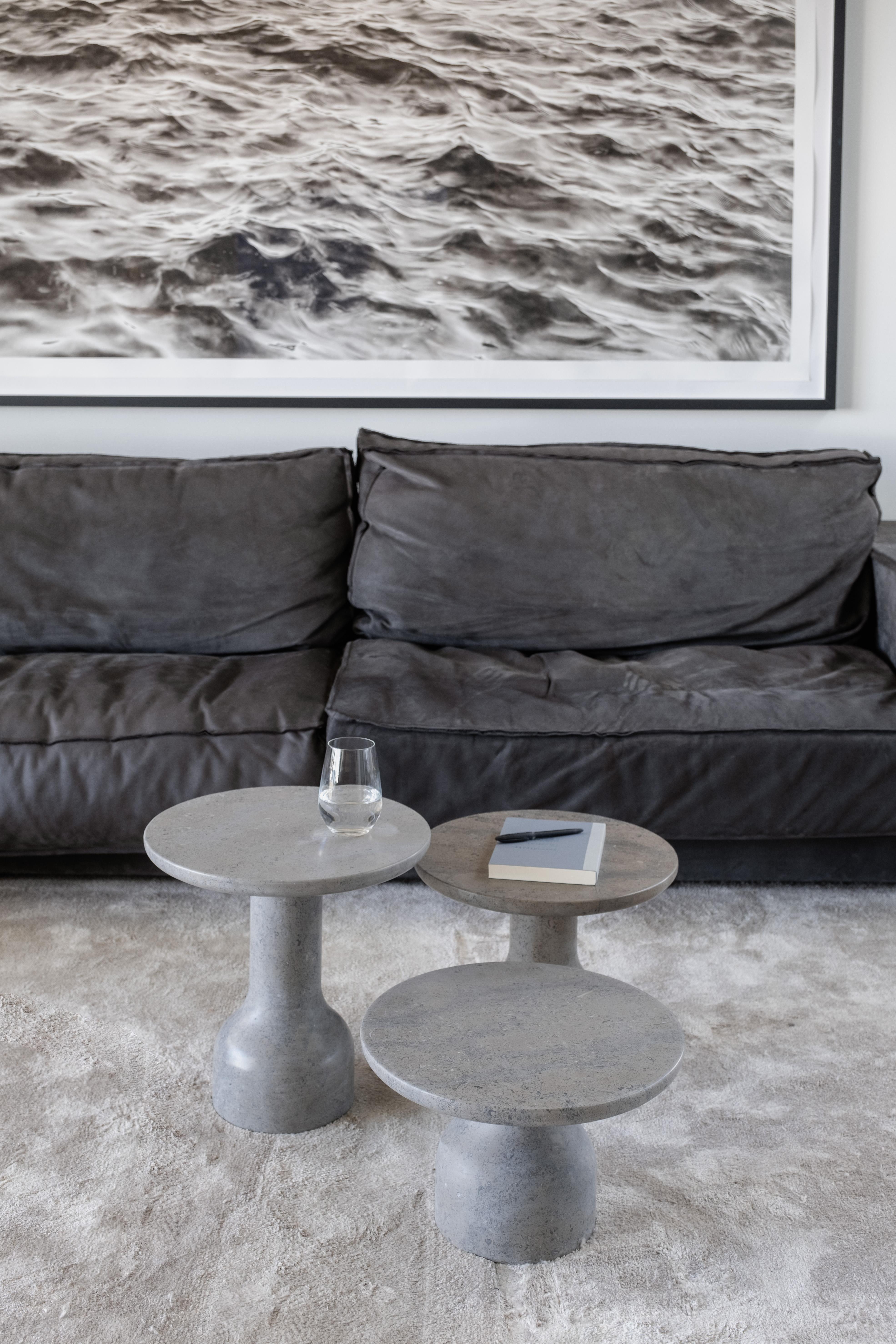 Intagliato a mano PESO- Tavolino rotondo minimalista in pietra calcarea, medio in vendita