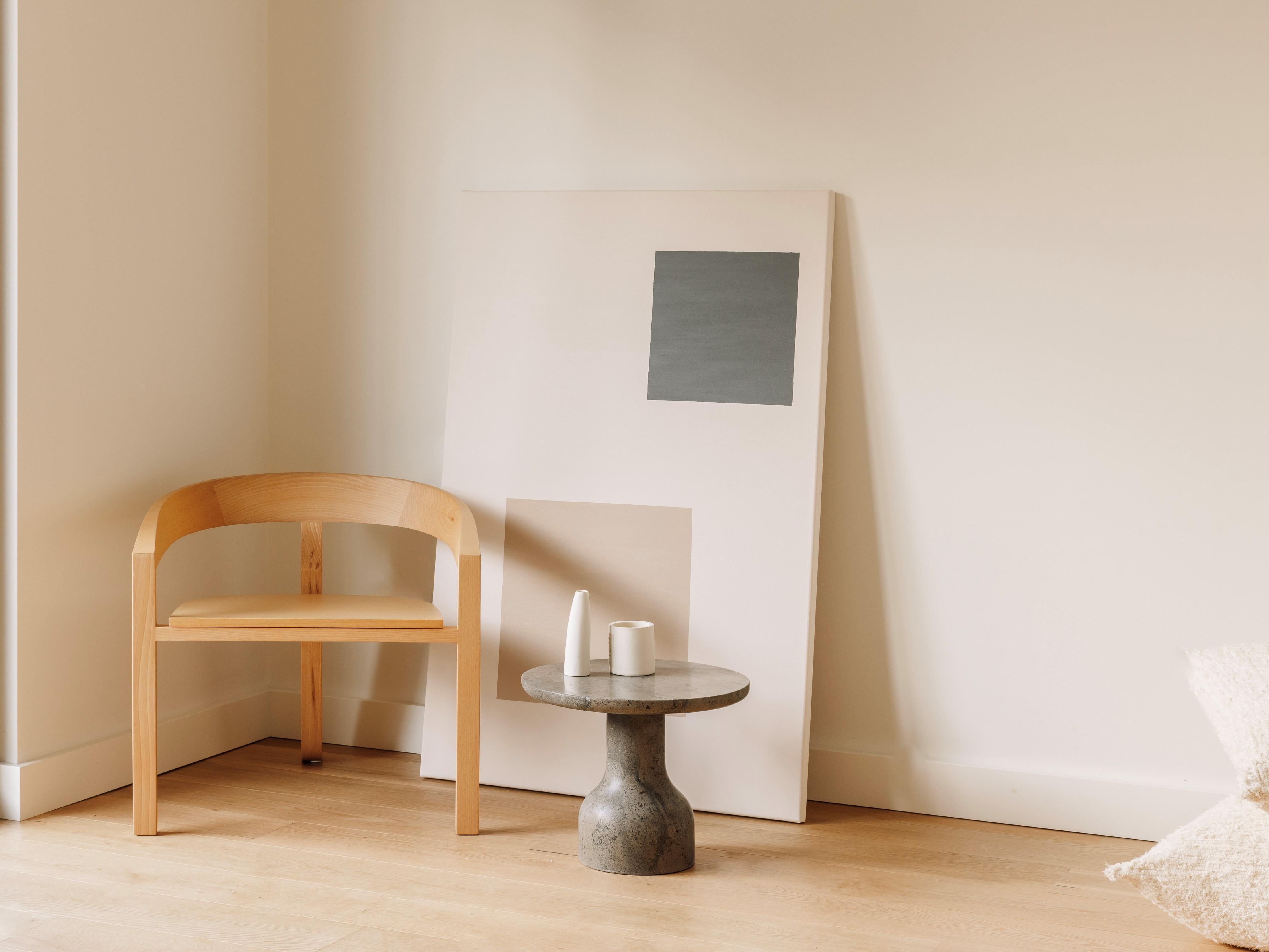 Calcare PESO- Tavolino rotondo minimalista in pietra calcarea, medio in vendita