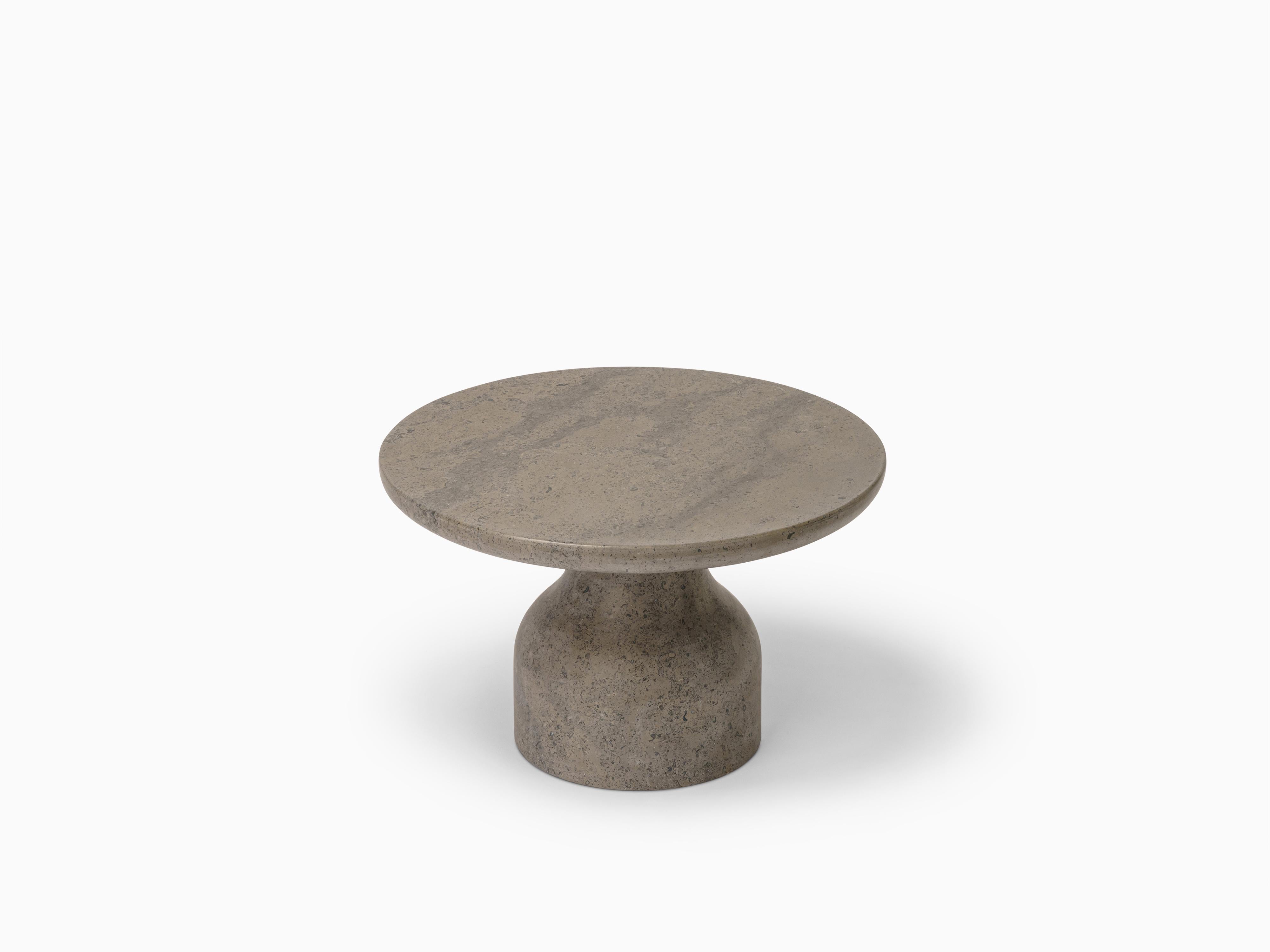 Conçue par le duo danois Depping & Jørgensen, cette table d'appoint est une œuvre d'art raffinée en pierre calcaire, rappelant une sculpture, et chacune est aussi unique que le bloc de pierre dans lequel elle a été taillée. 

Sa forme s'inspire des
