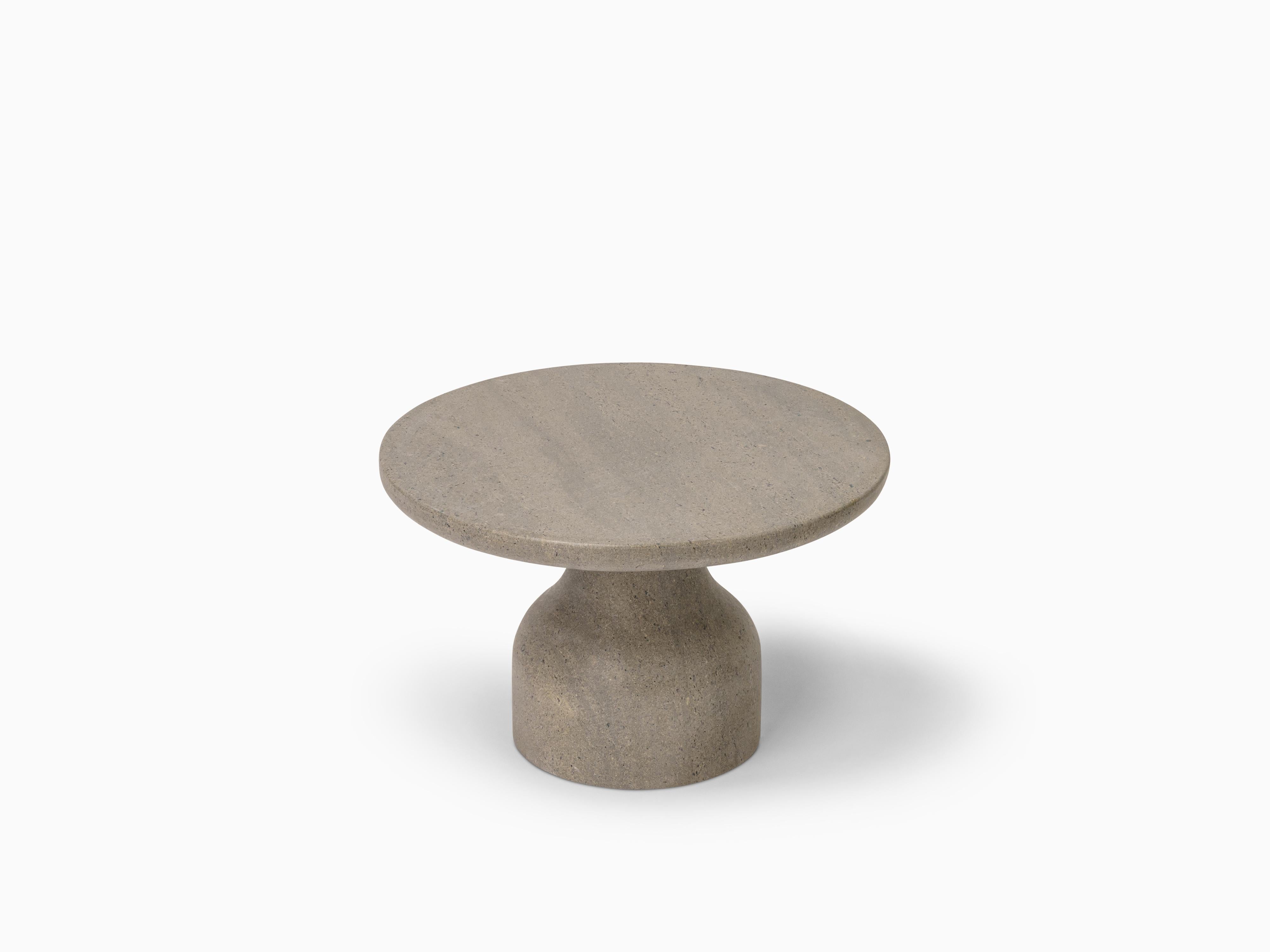 Diseñada por el dúo danés Depping & Jørgensen, esta mesa auxiliar es una refinada obra de arte de piedra caliza, que recuerda a una escultura, y cada una es tan única como el bloque de piedra de donde fue tallada. 

Su forma se inspira en la piedra