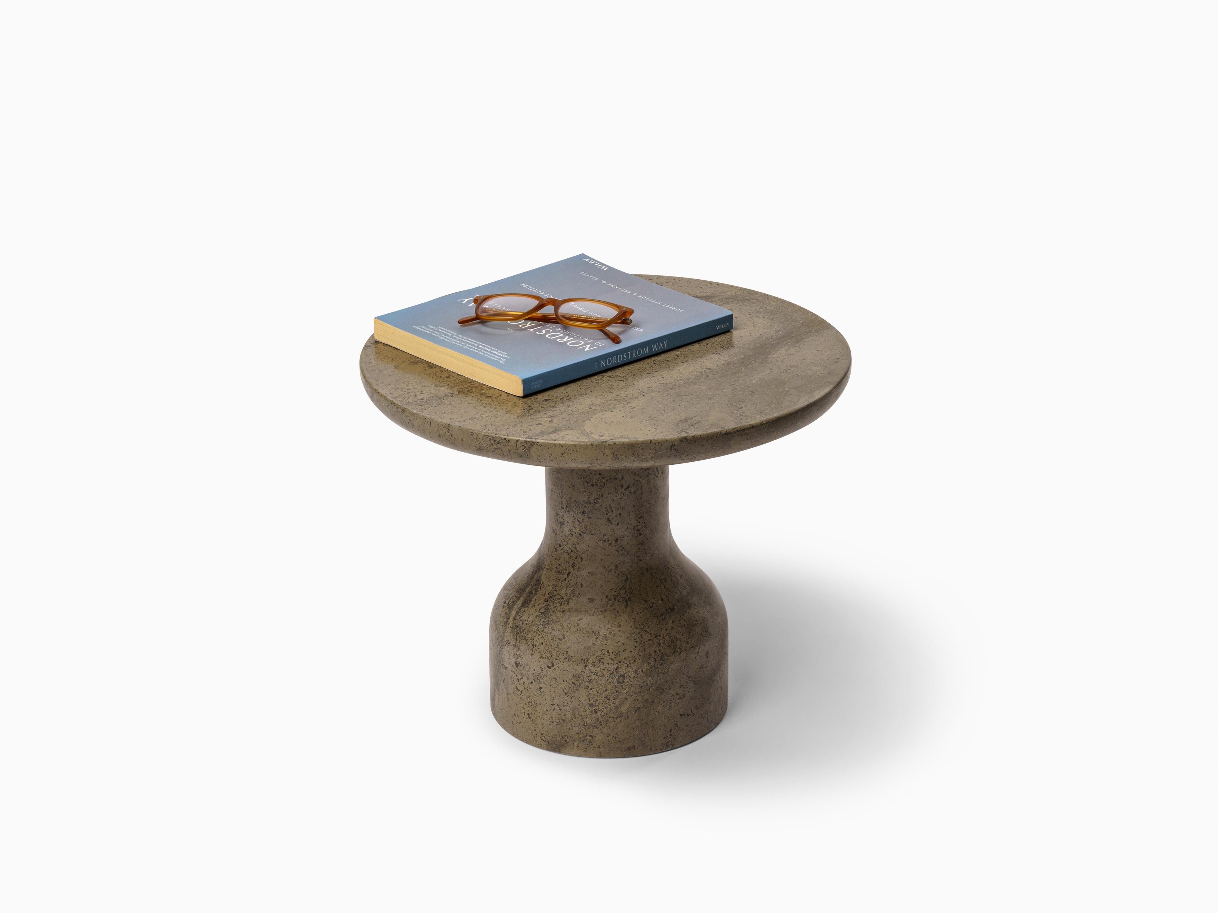 Portugais PESO- Table d'appoint ronde minimaliste en pierre calcaire, petite en vente