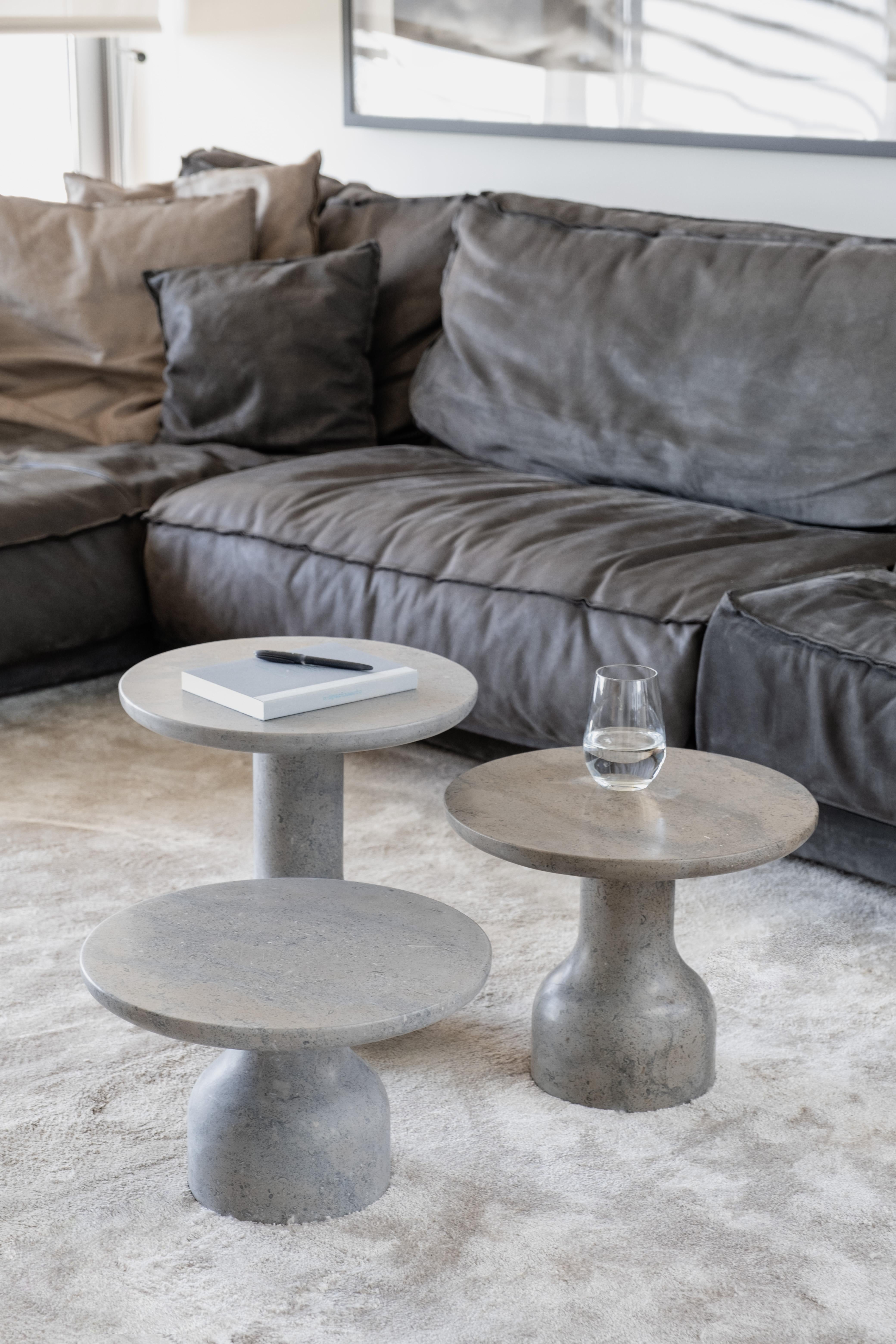 XXIe siècle et contemporain PESO- Table d'appoint ronde minimaliste en pierre calcaire, petite en vente