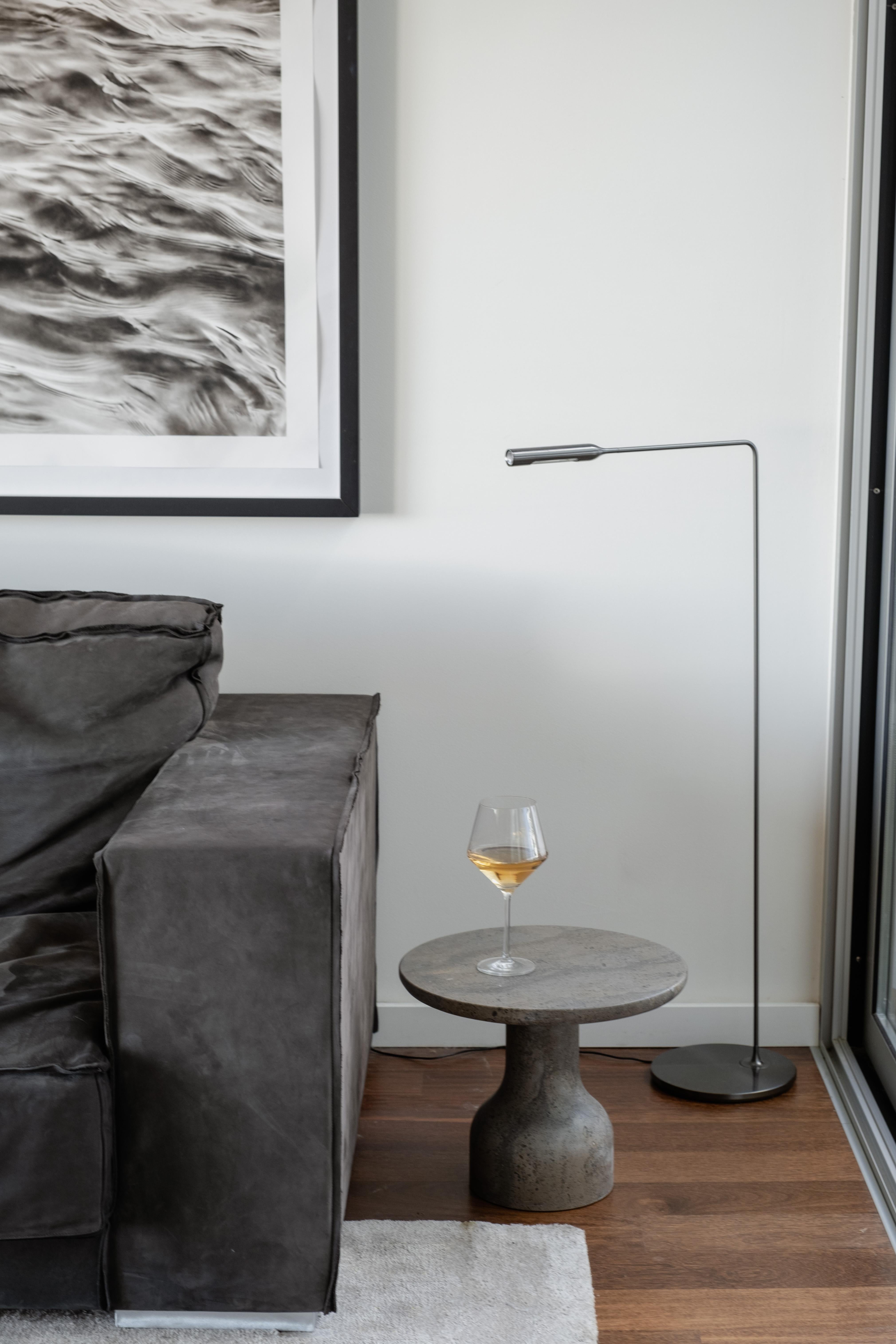 Calcaire PESO- Table d'appoint ronde minimaliste en pierre calcaire, petite en vente