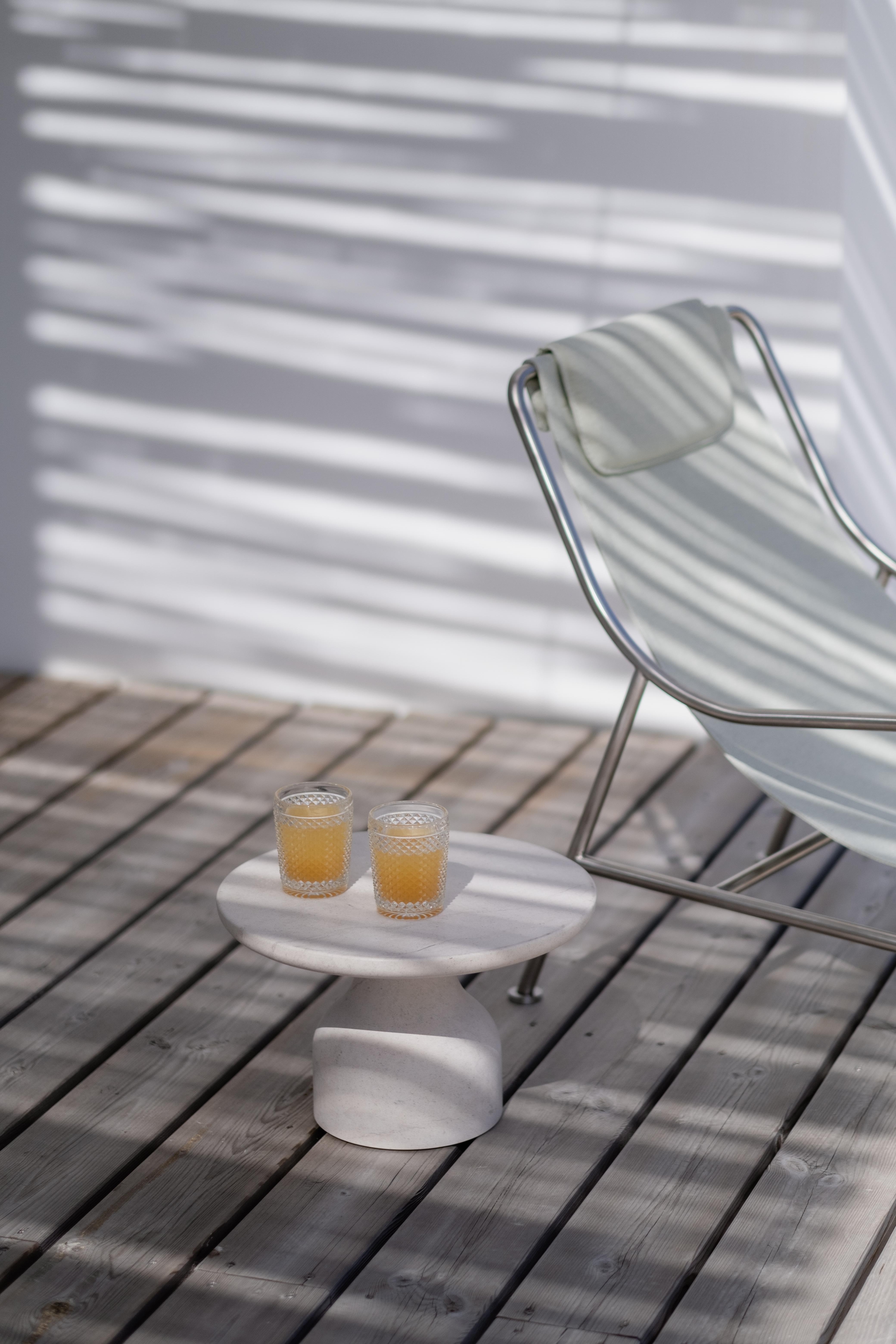 PESO- Table d'appoint ronde minimaliste en pierre calcaire, petite en vente 1