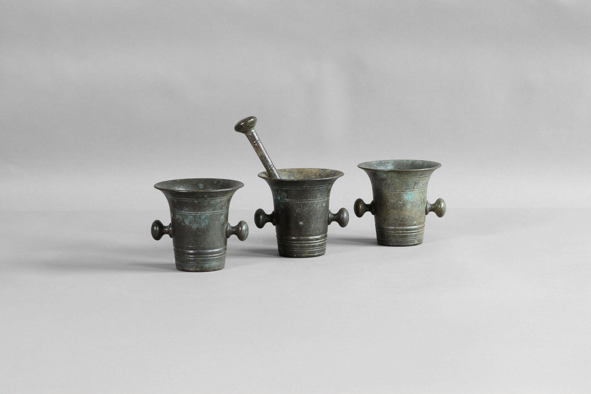 Gruppo di 3 mortai con pestello singolo in bronzo. Circa 1950

H. 10cm x L. 11cm x P. 11cm
