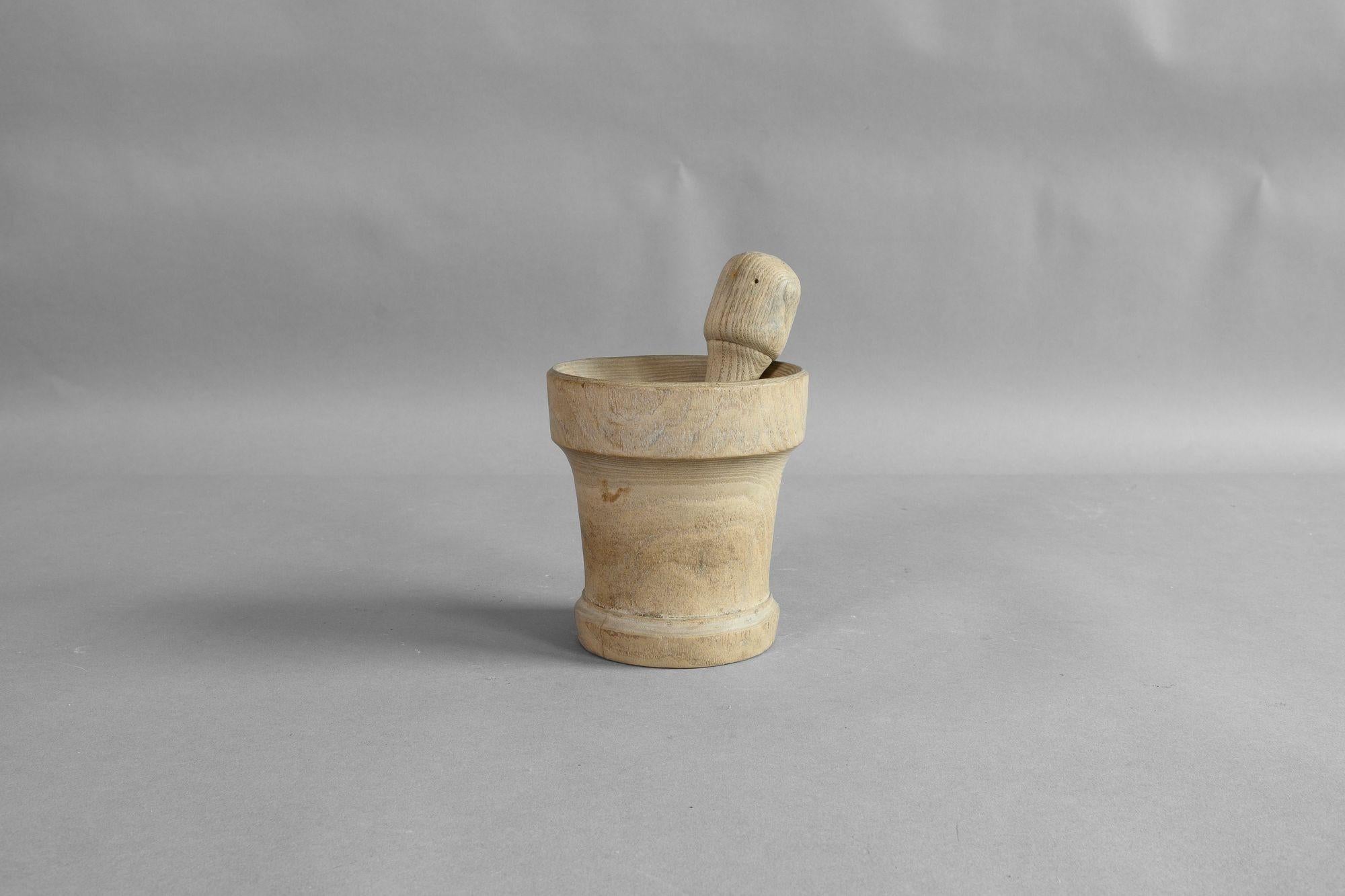 Turned wood pestle and mortar.
U.K circa 1900.
H 15cm x W 10cm x D 10cm