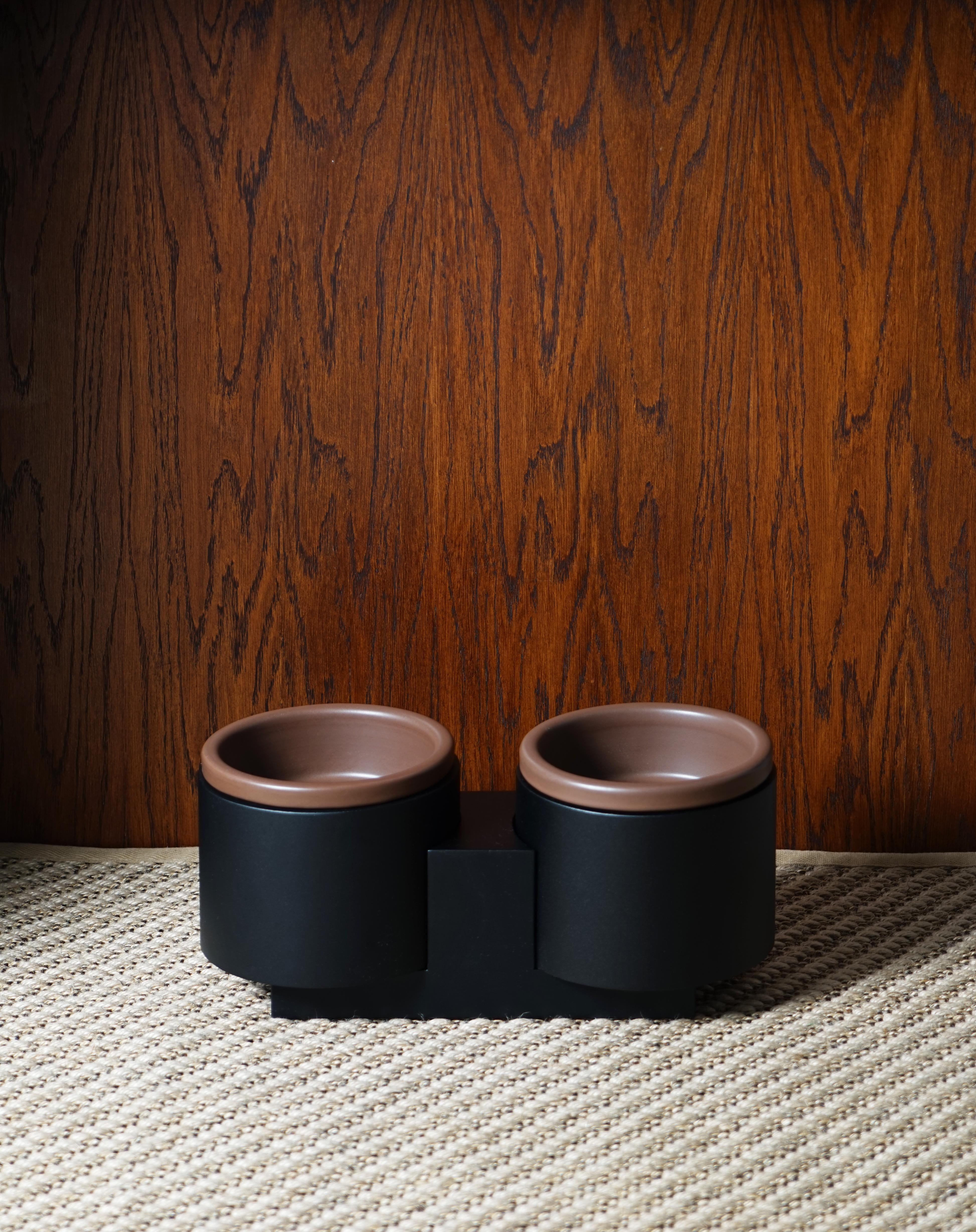 The design of paired bowls Qubo - 
la Quintessence of Swedish minimalism. Two cylinders and a cube express 
simplicity and balance in every way.

Bowls are placed at the proper height
to maintain proper standing pose in order 
to minimize